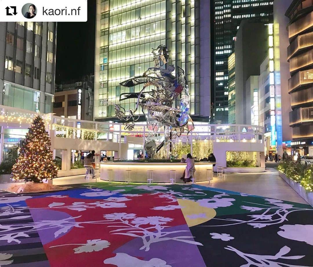 松山智一のインスタグラム：「A notion of holiday greetings🎄#shinjukustation #hanaosan #花尾 #Xmas   ここでカップルでいちゃついてください。  #Repost @kaori.nf  Have a wonderful Christmas!  #christmas #lightup #illumination #art #publicart #shinjuku  #🎄」
