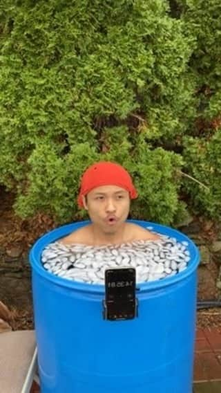 ダニエル・アエンのインスタグラム：「I’m surprised I stayed in past 20 mins! Thank you @iceman_hof for this amazing technique, this is another whole level of awareness 🧘🏻‍♂️  This ice bath challenge is dedicated to @als . For every minute, I will be donating 10$ per min. That’s $210. I’ll try to go longer next! RIP Pat Quinn」