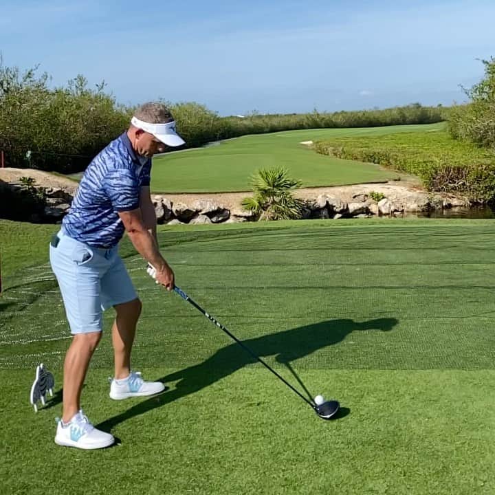 ルーク・ドナルドのインスタグラム：「Practice round today is really slow so here’s a video from 16 tee here at @mayakobagolfclassic while I wait between shots. 📸 cred @db_straitvibin #endslowplay」