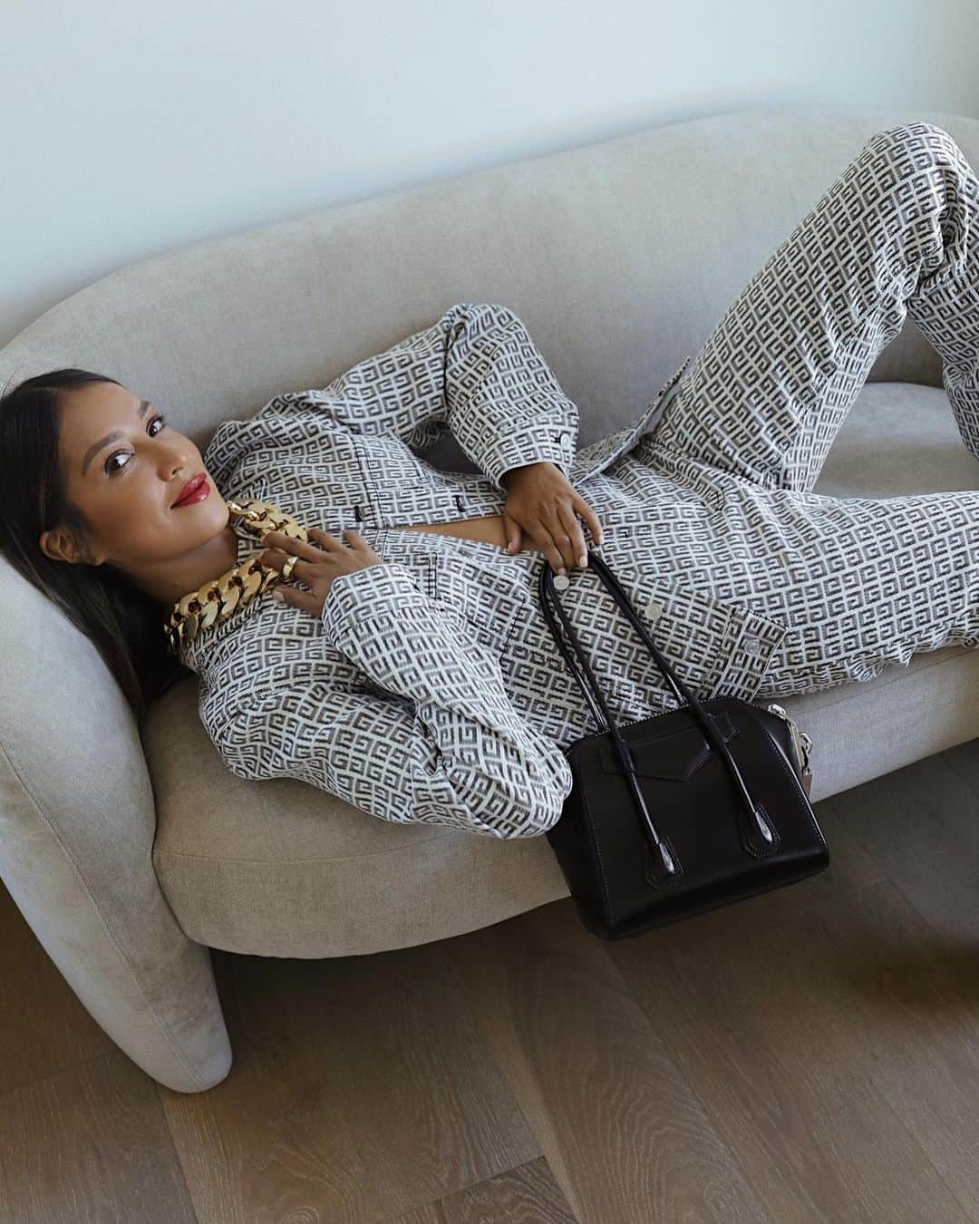 ジュリー・サリニャーナのインスタグラム：「G for GIVENCHY. ✨ @givenchyofficial by @matthewmwilliams #givenchyfamily」