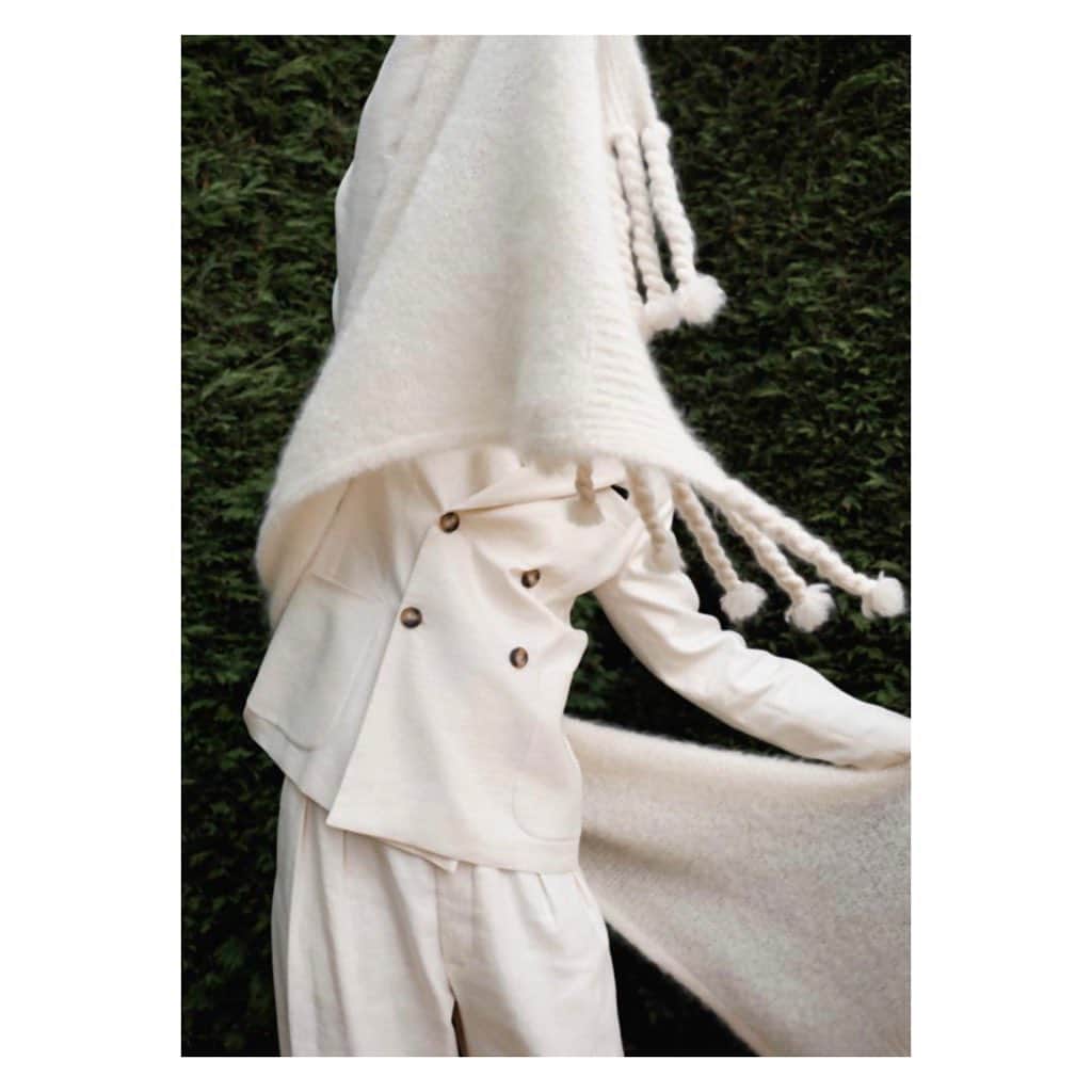 リカさんのインスタグラム写真 - (リカInstagram)「Diane Keaton vibes 🤍  #suitinourwardrobe #cosyscarf #winterwhite #holidayoutfit」12月2日 2時28分 - rikastudios_