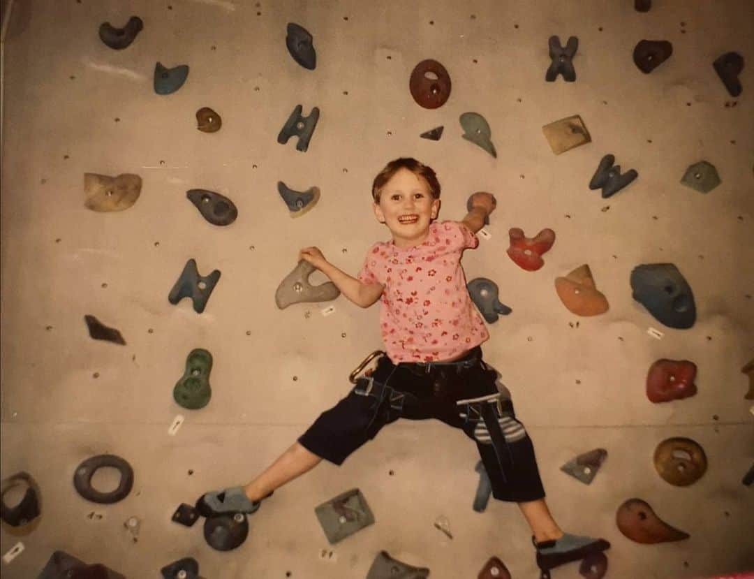 ハンナ・シューベルトのインスタグラム：「This little girl turned 23 today😁🥳💪 Feeling old🧓🤯 . Yes I had short hair and looked like a boy when I was younger😂 #tb to good old times when we still climbed on holds shaped like letters from the alphabet😂」