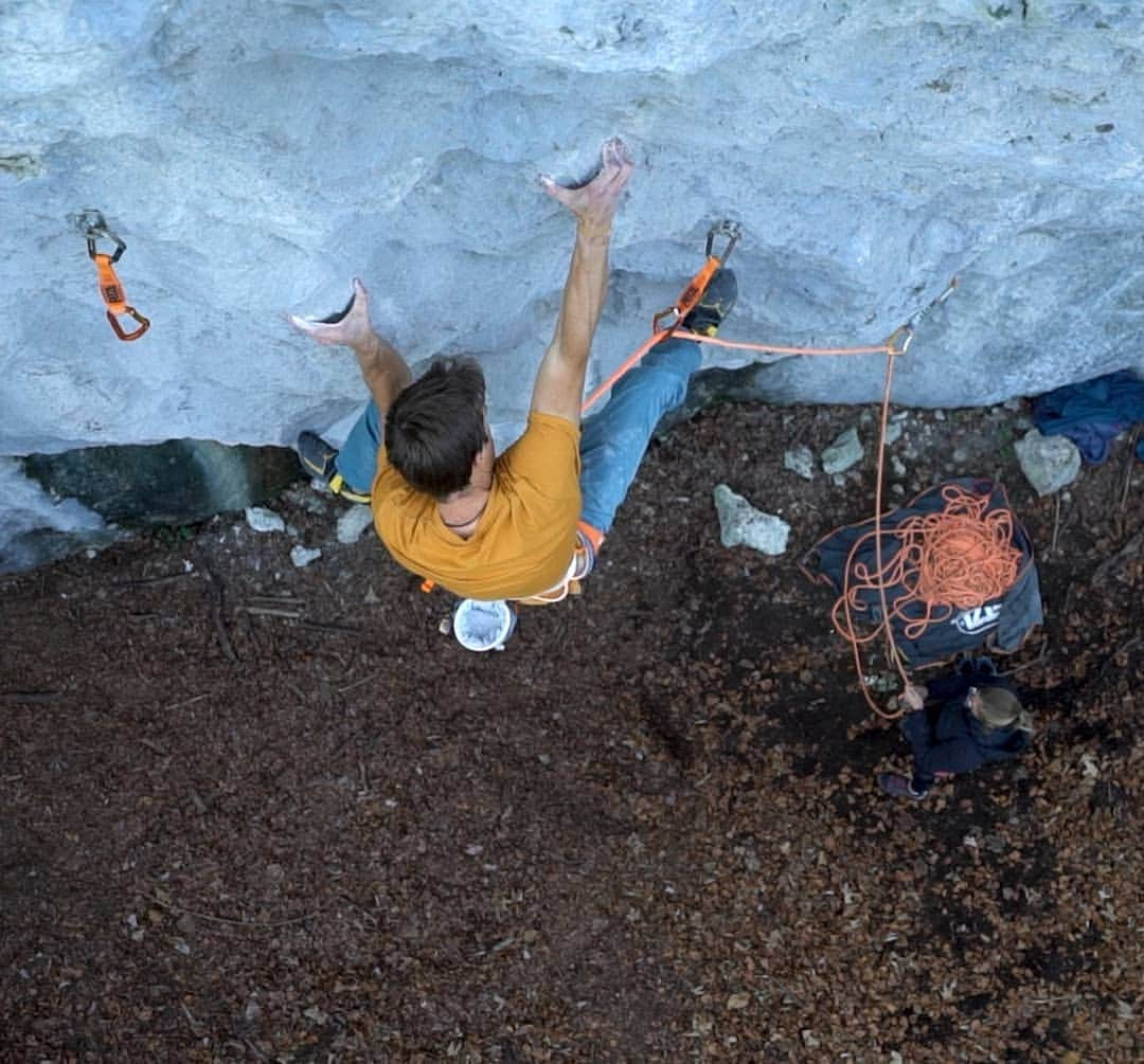 ヨルグ・バーホーベンさんのインスタグラム写真 - (ヨルグ・バーホーベンInstagram)「Working hard on a project about my projects 🤣. Over the last weeks we filmed quite a bunch for upcoming videos on #ascent, first of which is a clip about three of my biggest projects. I'm using a two-week climbing break to get the ball rolling: video cutting, interviews, timelapses, etc. Learning by doing 😋, with lots of patience. Good thing I'm not alone on alone on the boat, and @tobias_lanzanasto has as much patience and psyche as I do...  @lasportivagram #theflame」12月2日 2時31分 - jorgverhoeven