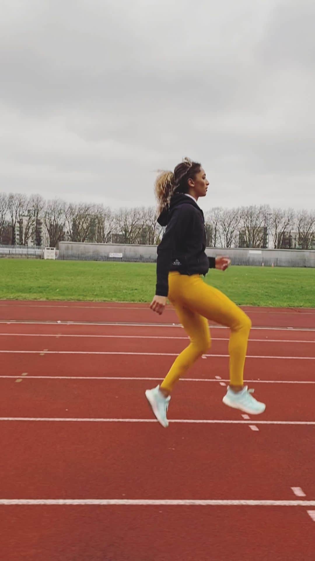 Laviai NIELSENのインスタグラム：「Why do you drill? 🤓🏃🏽‍♀️ My coach always puts a heavy focus on drills in our training to help condition + strengthen as well as to improve running economy 🙌🏽  Do you include any drills in your running sessions?」