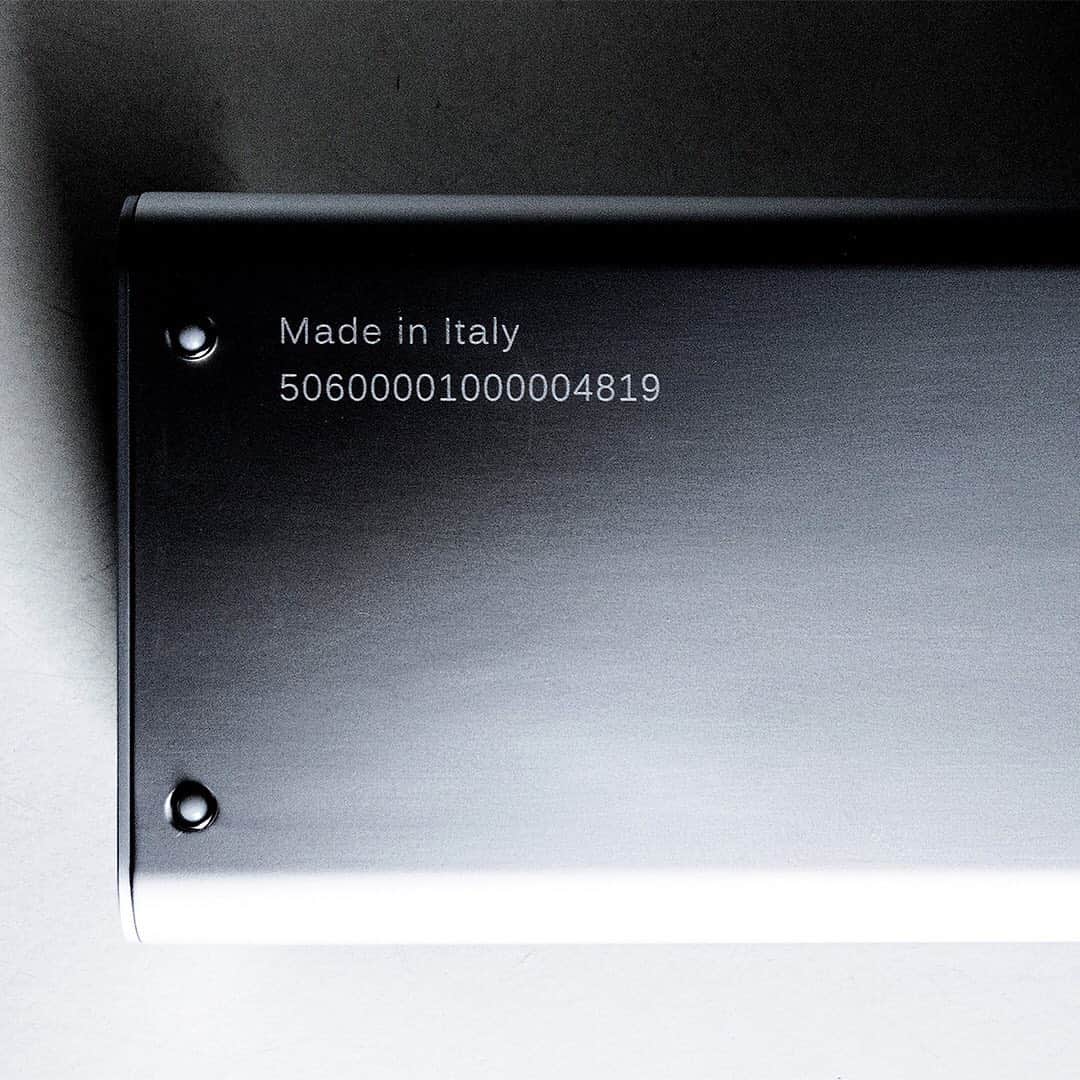 HYPEBEASTさんのインスタグラム写真 - (HYPEBEASTInstagram)「@hypebeaststyle: Here's a closer look at @rimowa's $2,000 USD Aluminum Watch Case. Marking the first wristwatch accessory from the coveted luggage brand, the entire aluminum shell features raised parallel grooves that run down the case with the internal housing able to slide with two guiding rails that “click” into place with spring-loaded ball bearings. Each of the three micro cloth holders also sees a fastening system with aluminum sides that contain two concave slots to accept the raised beads. Designed in Germany and made in Italy, the case is finished with an accompanying RIMOWA padded top cloth to offer further padding and to prevent movement during transport.⁠⠀ Photo: Ambrose Leung/HYPEBEAST」12月2日 2時35分 - hypebeast