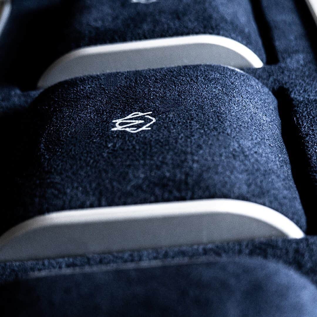 HYPEBEASTさんのインスタグラム写真 - (HYPEBEASTInstagram)「@hypebeaststyle: Here's a closer look at @rimowa's $2,000 USD Aluminum Watch Case. Marking the first wristwatch accessory from the coveted luggage brand, the entire aluminum shell features raised parallel grooves that run down the case with the internal housing able to slide with two guiding rails that “click” into place with spring-loaded ball bearings. Each of the three micro cloth holders also sees a fastening system with aluminum sides that contain two concave slots to accept the raised beads. Designed in Germany and made in Italy, the case is finished with an accompanying RIMOWA padded top cloth to offer further padding and to prevent movement during transport.⁠⠀ Photo: Ambrose Leung/HYPEBEAST」12月2日 2時35分 - hypebeast
