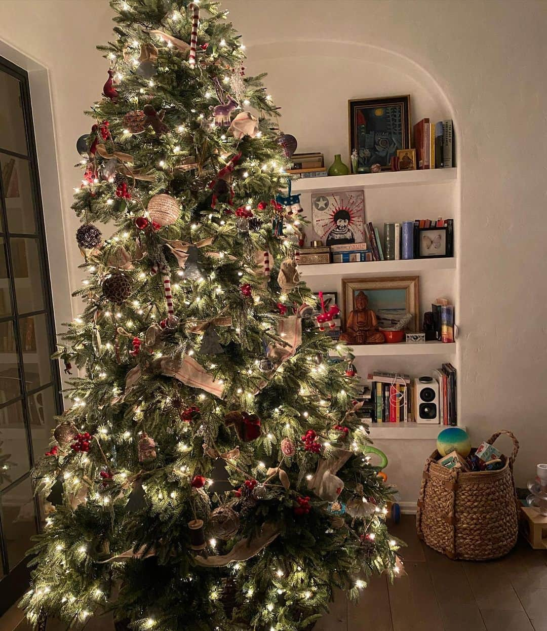 カテリーナ・スコーソンのインスタグラム：「Tree got all dolled up for a quarantine evening at home. #sugarplums #sleepingbabes #alittlesparkle ❤️✨」