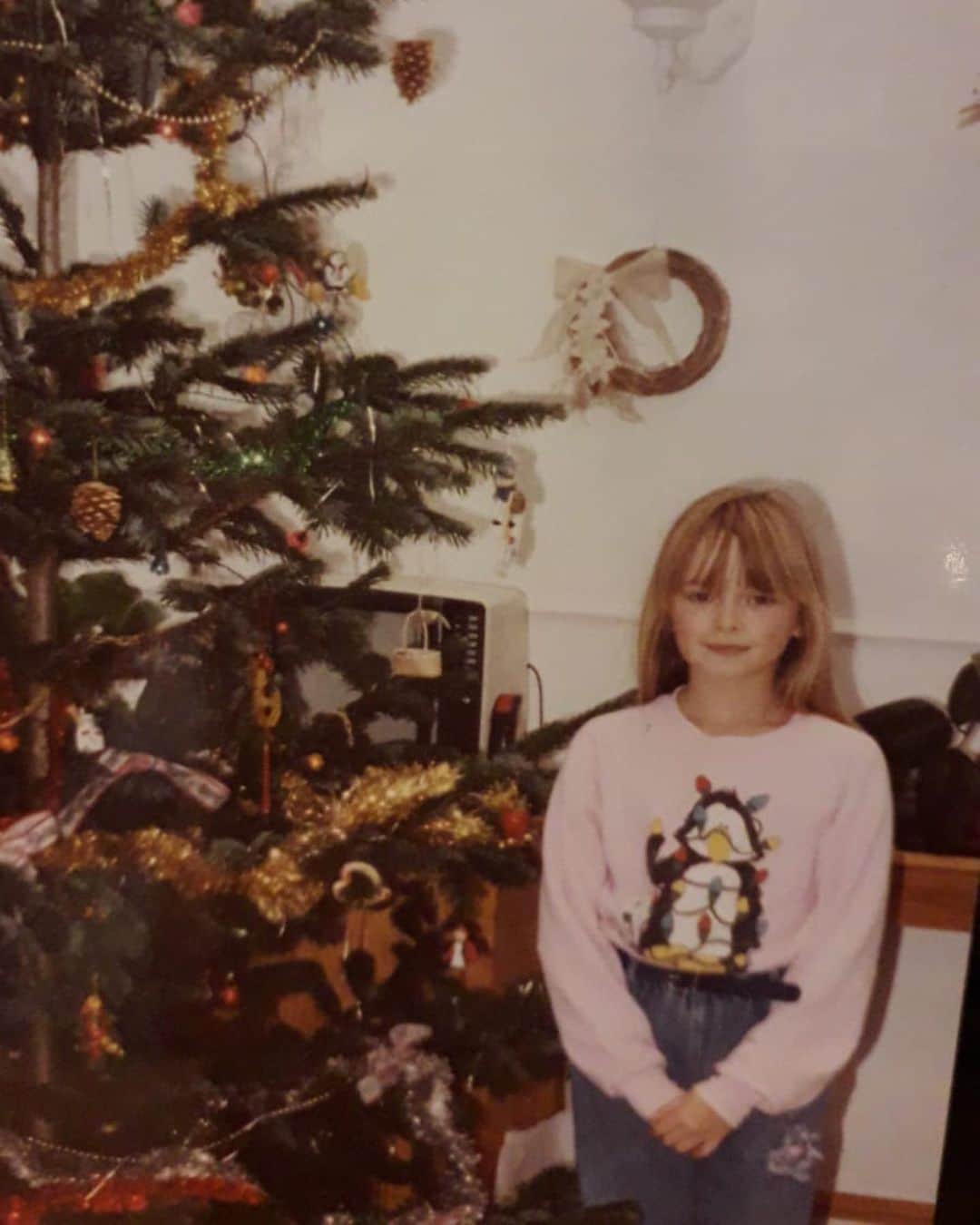 ファーン・コットンのインスタグラム：「Happy 1st of December. 🌲🎄🎄🎄To celebrate @bbcradio2 officially kicked off Christmas today so I have an hour long show of 90’s Christmas hits for you at 8 pm TONIGHT! Here’s me looking rather cool in the 90’s in a festive penguin sweatshirt combined with an elasticated high waist jean! 👌🏼  Also notice the massive 90’s tv behind the tree!  Then swipe to see my starting role in a traditional 90’s school play. I had 0 lines. 🎄」