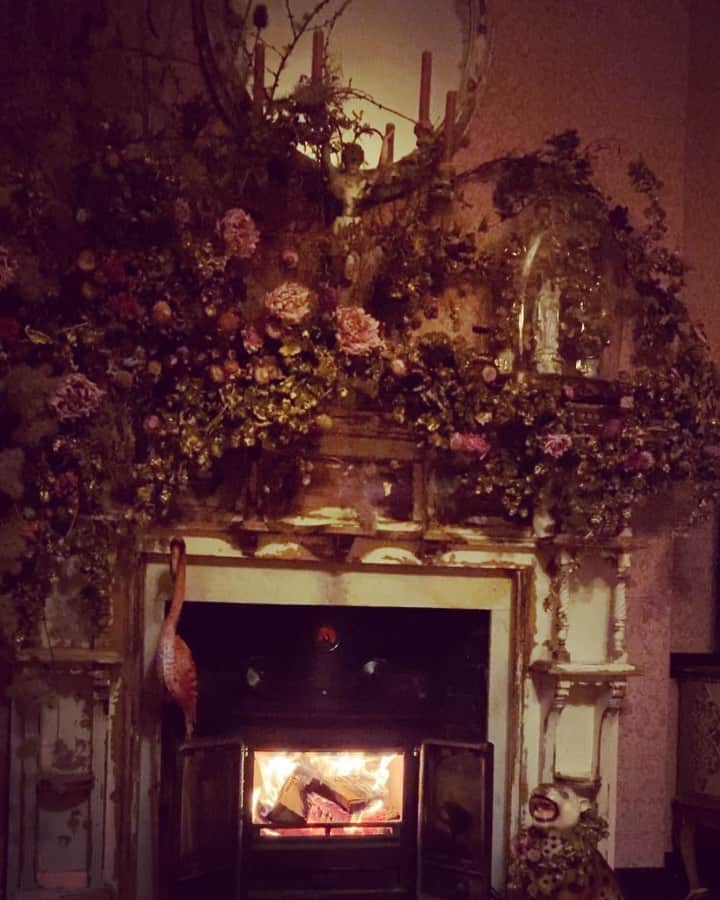 デイジー・ロウのインスタグラム：「Happiness at this time of year is sitting in my mum & dads cosy living room, under a fluffy blanket, watching the fire dance under the impeccable Christmas decorations (that we keep up all year round) god I miss home @pearllowe @dannygoffeyofficial & I love you with all my heart ♥️」