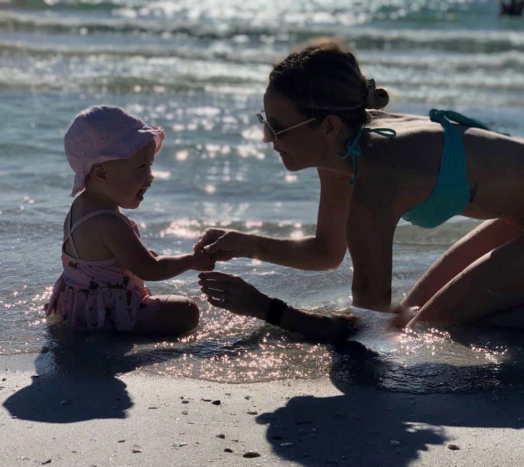 のインスタグラム：「If I could give my sweet girl three things, it would be the confidence to always know her self worth, the strength to chase her dreams, and the ability to know how truly, deeply loved she is. 🤍 #motherhood」