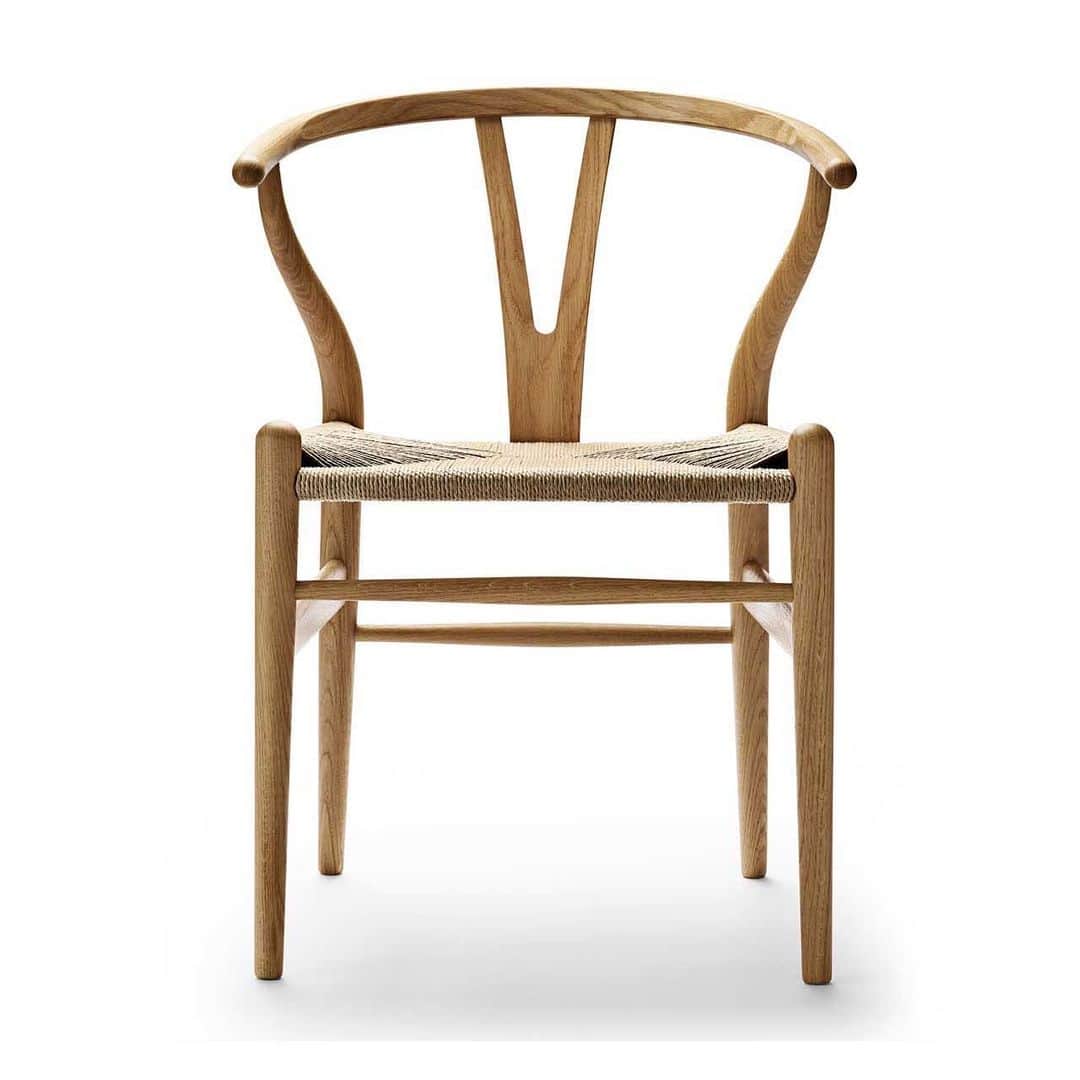 Design Milkさんのインスタグラム写真 - (Design MilkInstagram)「Why do we love Danish Design? In this @cleverpodcast Extra in partnership with @carlhansenandson, @amydevers of Clever unpacks society's long-term love for #DanishDesign. Carl Hansen & Son’s director, Erik Hansen, and Principal of @communedesign, Roman Alonso, break down the enduring appeal of Danish Design and its mark on our global design consciousness. \\\ 🎧 Listen at the link in bio 🔗  #sponsored #carlhansen #cleverpodcast」12月2日 2時50分 - designmilk