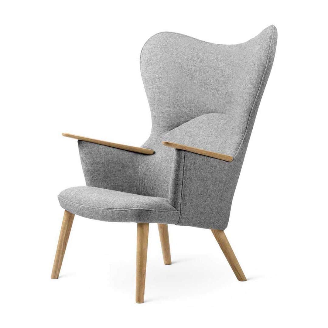 Design Milkさんのインスタグラム写真 - (Design MilkInstagram)「Why do we love Danish Design? In this @cleverpodcast Extra in partnership with @carlhansenandson, @amydevers of Clever unpacks society's long-term love for #DanishDesign. Carl Hansen & Son’s director, Erik Hansen, and Principal of @communedesign, Roman Alonso, break down the enduring appeal of Danish Design and its mark on our global design consciousness. \\\ 🎧 Listen at the link in bio 🔗  #sponsored #carlhansen #cleverpodcast」12月2日 2時50分 - designmilk
