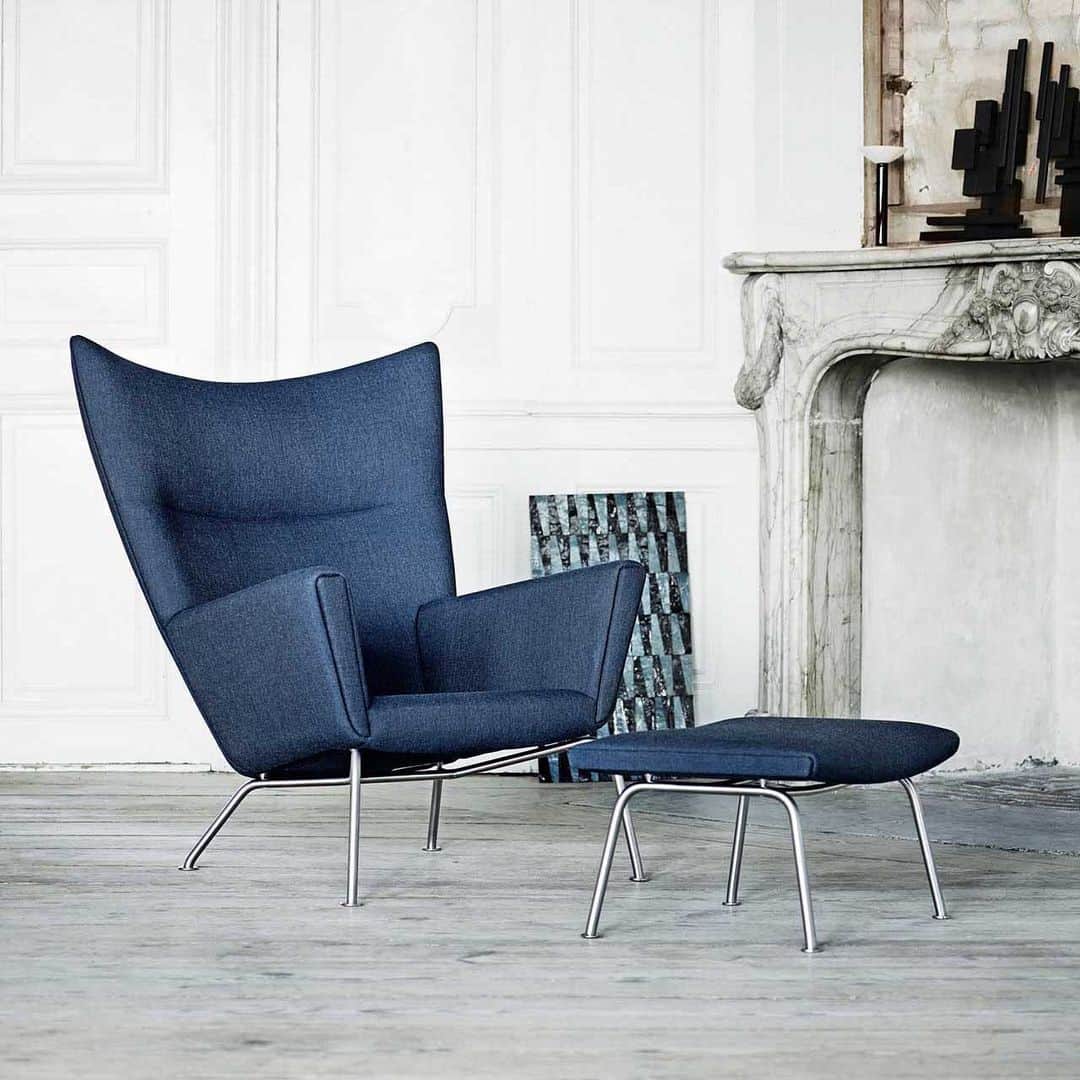 Design Milkさんのインスタグラム写真 - (Design MilkInstagram)「Why do we love Danish Design? In this @cleverpodcast Extra in partnership with @carlhansenandson, @amydevers of Clever unpacks society's long-term love for #DanishDesign. Carl Hansen & Son’s director, Erik Hansen, and Principal of @communedesign, Roman Alonso, break down the enduring appeal of Danish Design and its mark on our global design consciousness. \\\ 🎧 Listen at the link in bio 🔗  #sponsored #carlhansen #cleverpodcast」12月2日 2時50分 - designmilk
