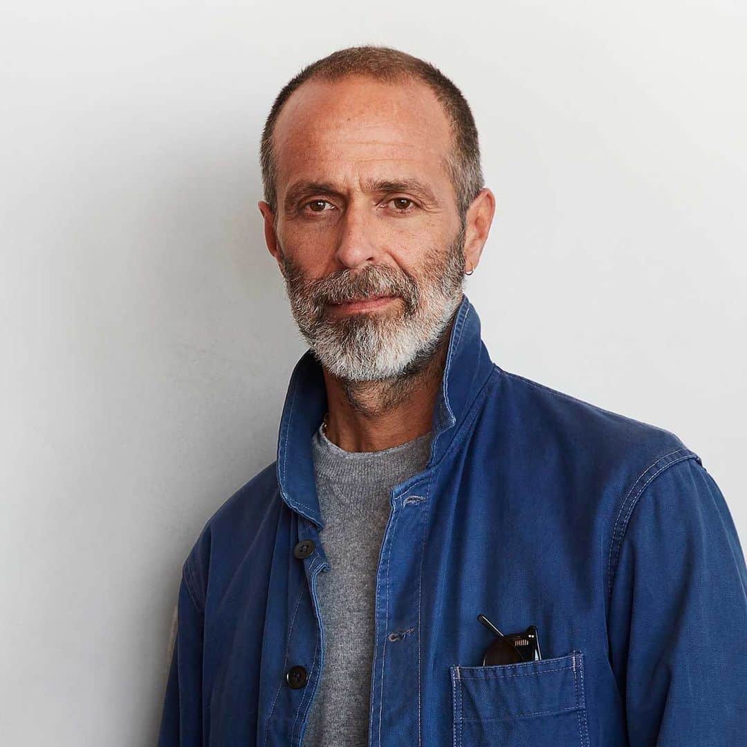 Design Milkさんのインスタグラム写真 - (Design MilkInstagram)「Why do we love Danish Design? In this @cleverpodcast Extra in partnership with @carlhansenandson, @amydevers of Clever unpacks society's long-term love for #DanishDesign. Carl Hansen & Son’s director, Erik Hansen, and Principal of @communedesign, Roman Alonso, break down the enduring appeal of Danish Design and its mark on our global design consciousness. \\\ 🎧 Listen at the link in bio 🔗  #sponsored #carlhansen #cleverpodcast」12月2日 2時50分 - designmilk