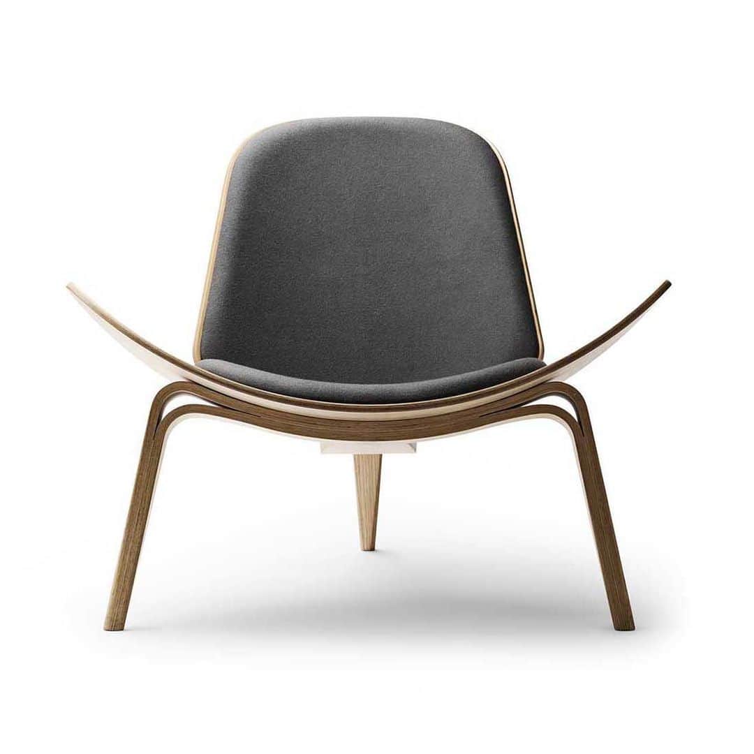 Design Milkさんのインスタグラム写真 - (Design MilkInstagram)「Why do we love Danish Design? In this @cleverpodcast Extra in partnership with @carlhansenandson, @amydevers of Clever unpacks society's long-term love for #DanishDesign. Carl Hansen & Son’s director, Erik Hansen, and Principal of @communedesign, Roman Alonso, break down the enduring appeal of Danish Design and its mark on our global design consciousness. \\\ 🎧 Listen at the link in bio 🔗  #sponsored #carlhansen #cleverpodcast」12月2日 2時50分 - designmilk