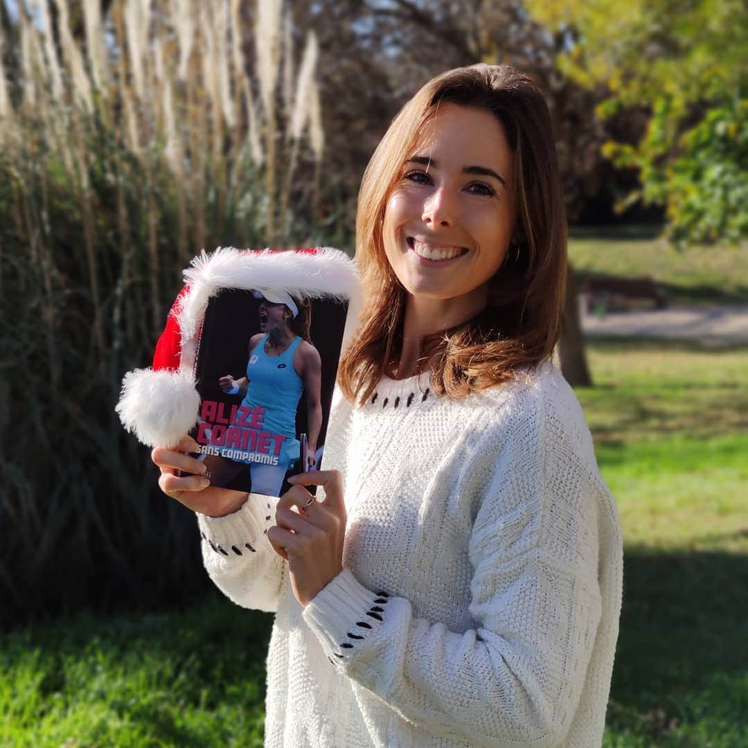 のインスタグラム：「⚠️ JEU CONCOURS DE NOËL 🎅🎄🎁   En ce premier jour de décembre, je vous propose de gagner mon livre dédicacé "Sans compromis", pour vous et la personne de votre choix ! Pour participer c'est très simple ➡️ Commentez ce post en taguant la personne à qui vous aimeriez faire plaisir. En espérant que cela lui fasse effectivement plaisir 😅 Les gagnants seront tirés au sort le 6 décembre ! Bonne chance à tous 🤗📚  @edamphora」