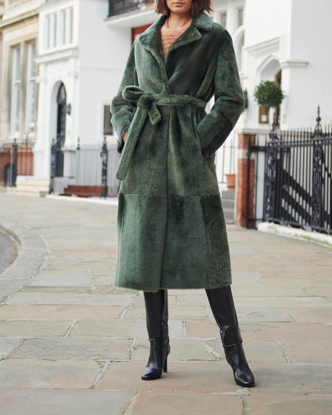 のインスタグラム：「The meeting point of cloud-soft shearling and effortless tailoring, @Yves_Salomon’s Lacon coat is everything outerwear should be: versatile, toasty and undeniably chic.  #Harrods #HarrodsFashion #YvesSalomon  Shop the store through our remote Personal Shopping service (previously known as Virtual Concierge), or shop online at harrods.com.」