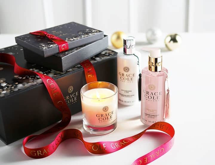 Grace Coleのインスタグラム：「Our very own Thankful Tuesday!  Offer codes still apply until midnight tonight.  25% discount off full site and 50% OFF selected gift sets.  perfect Christmas gifts for a loved one or simply... for yourself.  Link in Bio   #lastchance #thankfultuesday #endsmidnight #tuesdaydeals #cybermonday #blackfriday #christmasgifts #giftsets #christmas #gifts #homefragrance #discounts」
