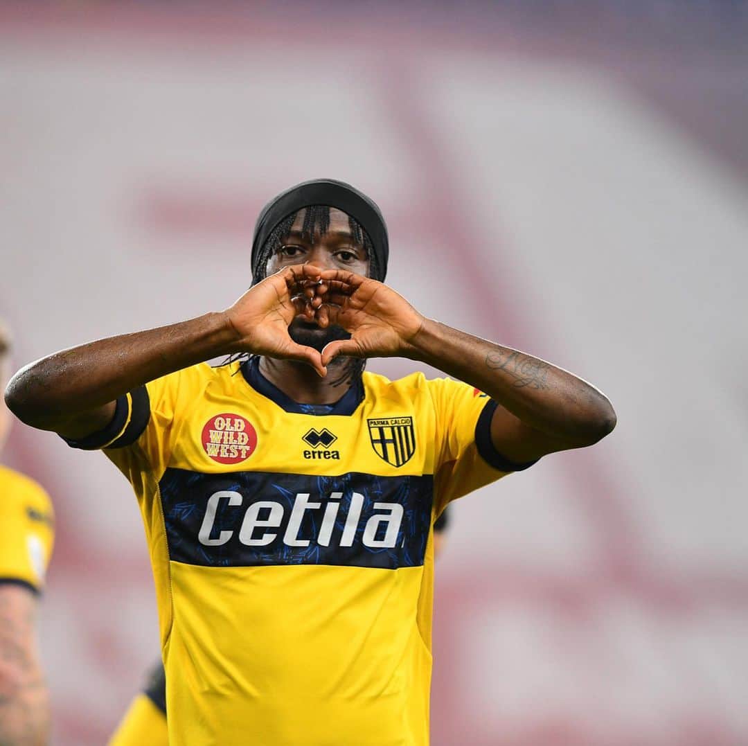 ジェルヴィーニョのインスタグラム：「Great result yesterday against Genoa.  Happy for this ⚽️⚽️ @kuco33 🎯 #ForzaParma 💛💙 _________________________________________  @parmacalcio1913 💛💙 @andreacantini.photos 📸 ___________________________________________  #parma  #genoa  #seriea  #italia  #game」