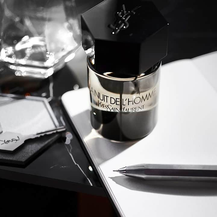 Yves Saint Laurent Beautyさんのインスタグラム写真 - (Yves Saint Laurent BeautyInstagram)「More essential than his little black book...LA NUIT DE L'HOMME EAU DE TOILETTE is a story of intensity, bold sensuality, and seduction. A mysterious scent, with notes of cardamom, cedarwood, and tonka bean will follow him into the night. #yslbeauty #lanuitdelhomme #eaudetoilette」12月2日 2時59分 - yslbeauty