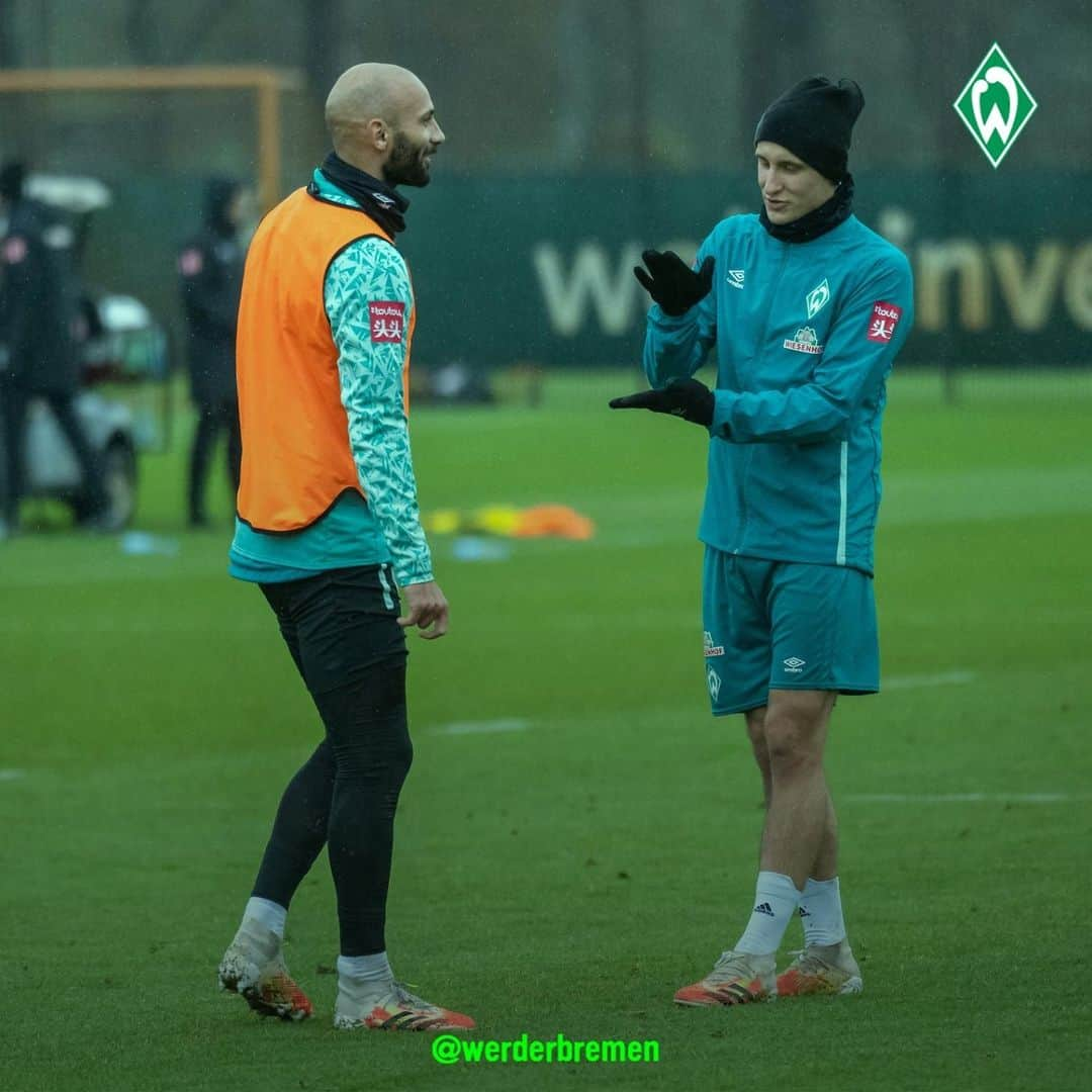 ヴェルダー・ブレーメンさんのインスタグラム写真 - (ヴェルダー・ブレーメンInstagram)「🗣️ "..." Dialog bitte einmal in die Kommentare! 😉  _______ #werder #bremen #svw #training #toprak #eggestein #indenmundgelegt #nordphoto」12月2日 2時55分 - werderbremen