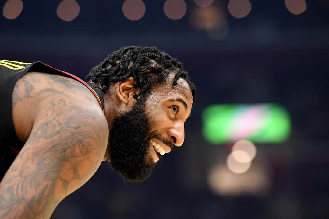 アンドレ・ドラモンドのインスタグラム：「When I woke up and realized the season starts this month 😈🏀 who’s with me !? Comment below 🤞🏾🤞🏾🦋🤍」
