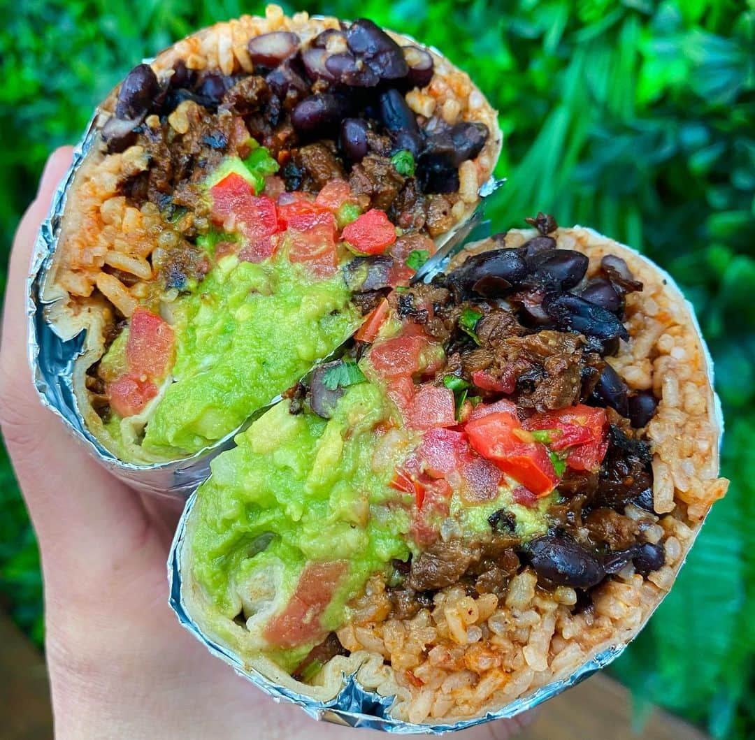 ジェイド・ニコルさんのインスタグラム写真 - (ジェイド・ニコルInstagram)「#EatInBed 🛌 Support your local vegan small businesses! @sugartaco is open everyday 12-9pm for in person to go orders🌮, online ordering for easy pick up 🌯 and delivery on the apps 🚗 you can even get our delicious hand shaken margaritas! So get the goods and enjoy in bed 🥂」12月2日 3時07分 - jaydenicole