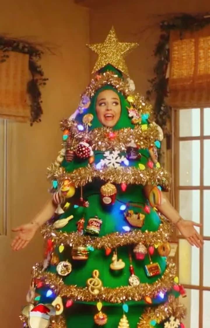 アメリカン・ブロードキャスティング・カンパニーのインスタグラム：「Watch this #DisneyHolidaySingalong performance AGAIN streaming now, on demand and on Hulu ❤️」