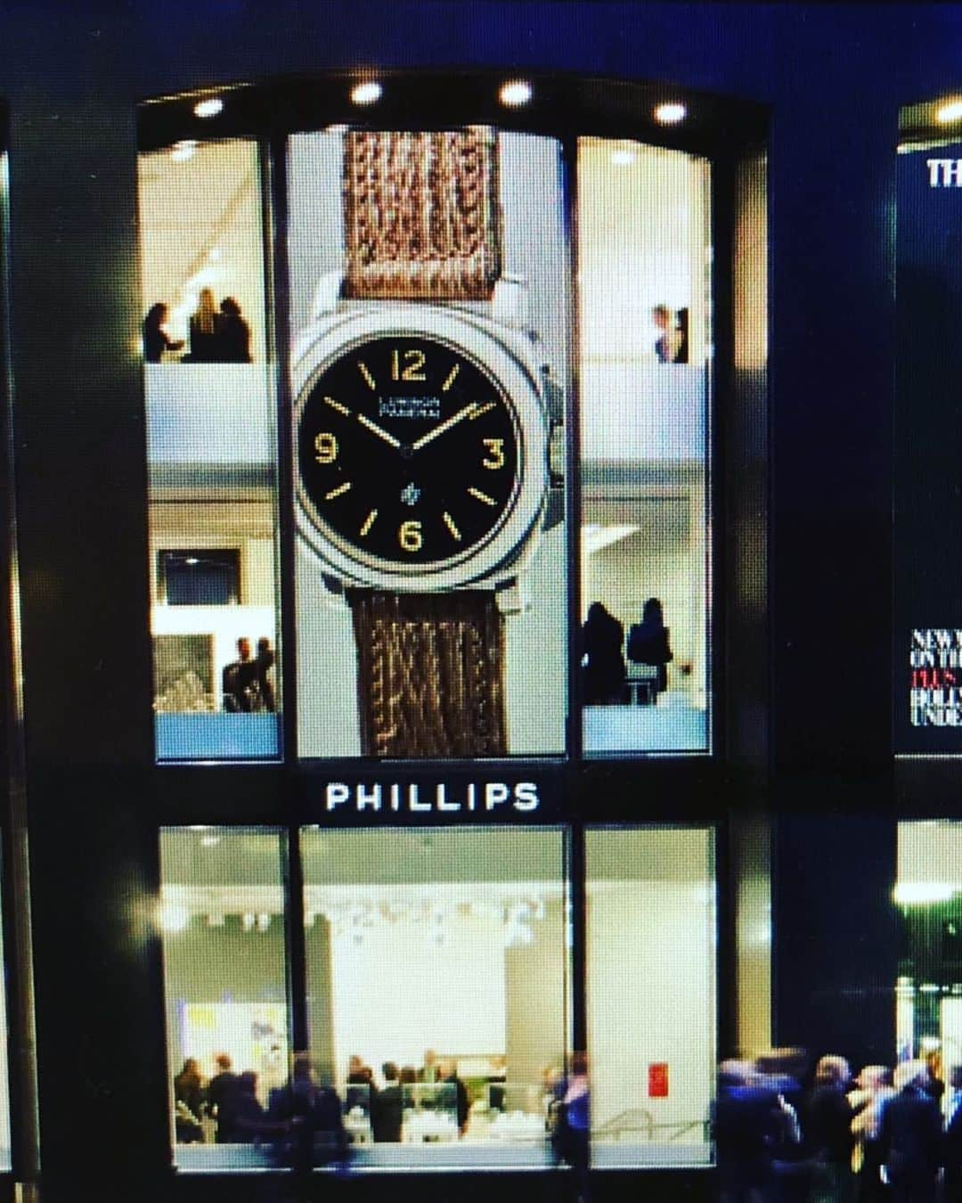 シルヴェスター・スタローンさんのインスタグラム写真 - (シルヴェスター・スタローンInstagram)「This is an incredibly large poster outside of Phillips watch auctions in New York City. This Single watch from the film DAYLIGHT is the one that started the whole PANERAI craze ! I’ve enjoyed  it for many years and now it will go to a new owner on December 12! Congratulations.」12月2日 3時02分 - officialslystallone