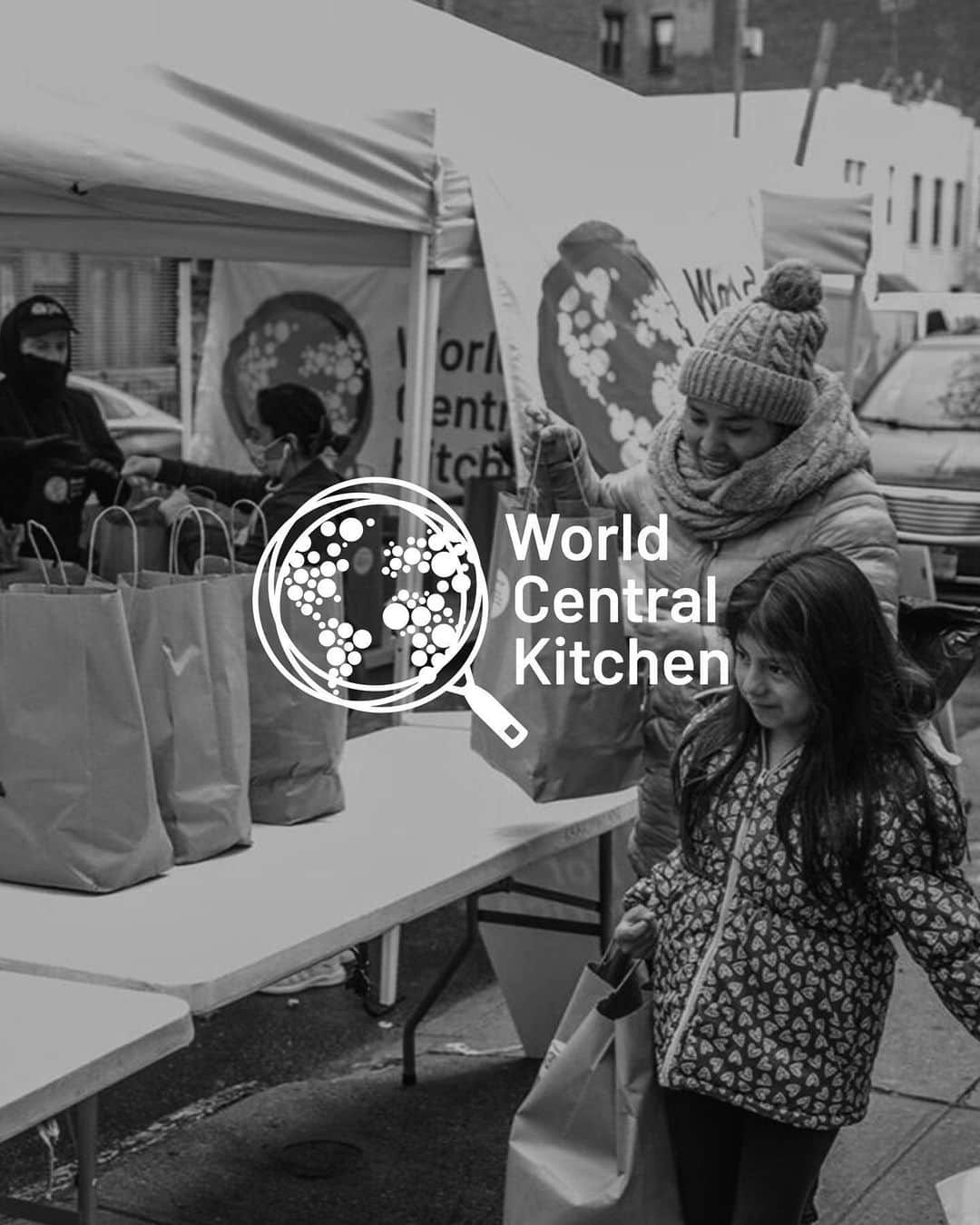 デビッドヤーマンのインスタグラム：「This #GivingTuesday, David Yurman is proud to support @wckitchen. World Central Kitchen has served more than 45 million fresh meals to people impacted by natural disasters and other crises around the world.    - Shop select North Star designs and our bunny charm via our bio link, and we will donate 20% the purchase price to WCK this holiday season. #DavidYurman」