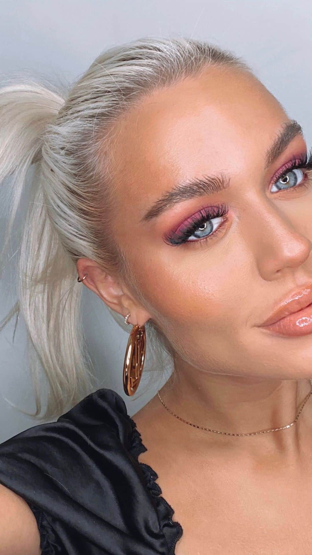 ロッティー・トムリンソンのインスタグラム：「💕💖💕💖 products / @lauramercier tinted moisturiser & @tanologisttan self tan drops @narsissist Laguna bronzer @beautybaycom bright palette @ctilburymakeup eyeliner duo shade mes maroon @morphebrushes sweet tea liner & @maccosmeticsuk lust lip gloss 💋」