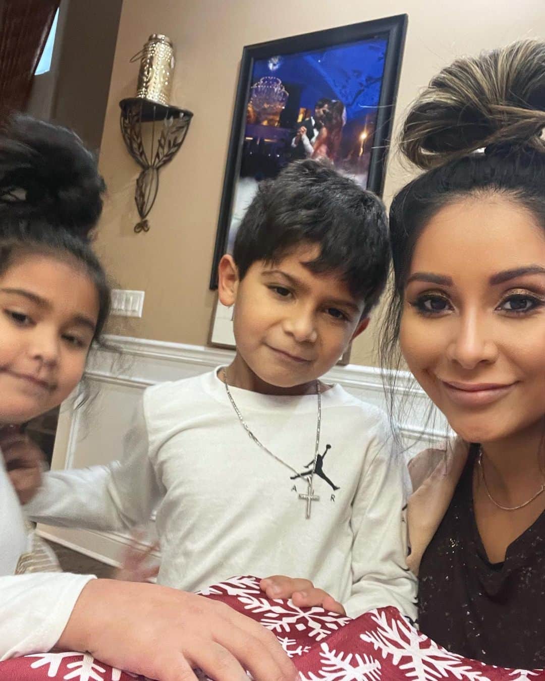 ニコール・ ポリッツィのインスタグラム：「So grateful for my kids 🙏🏽🖤 #MomLife #BestLife」