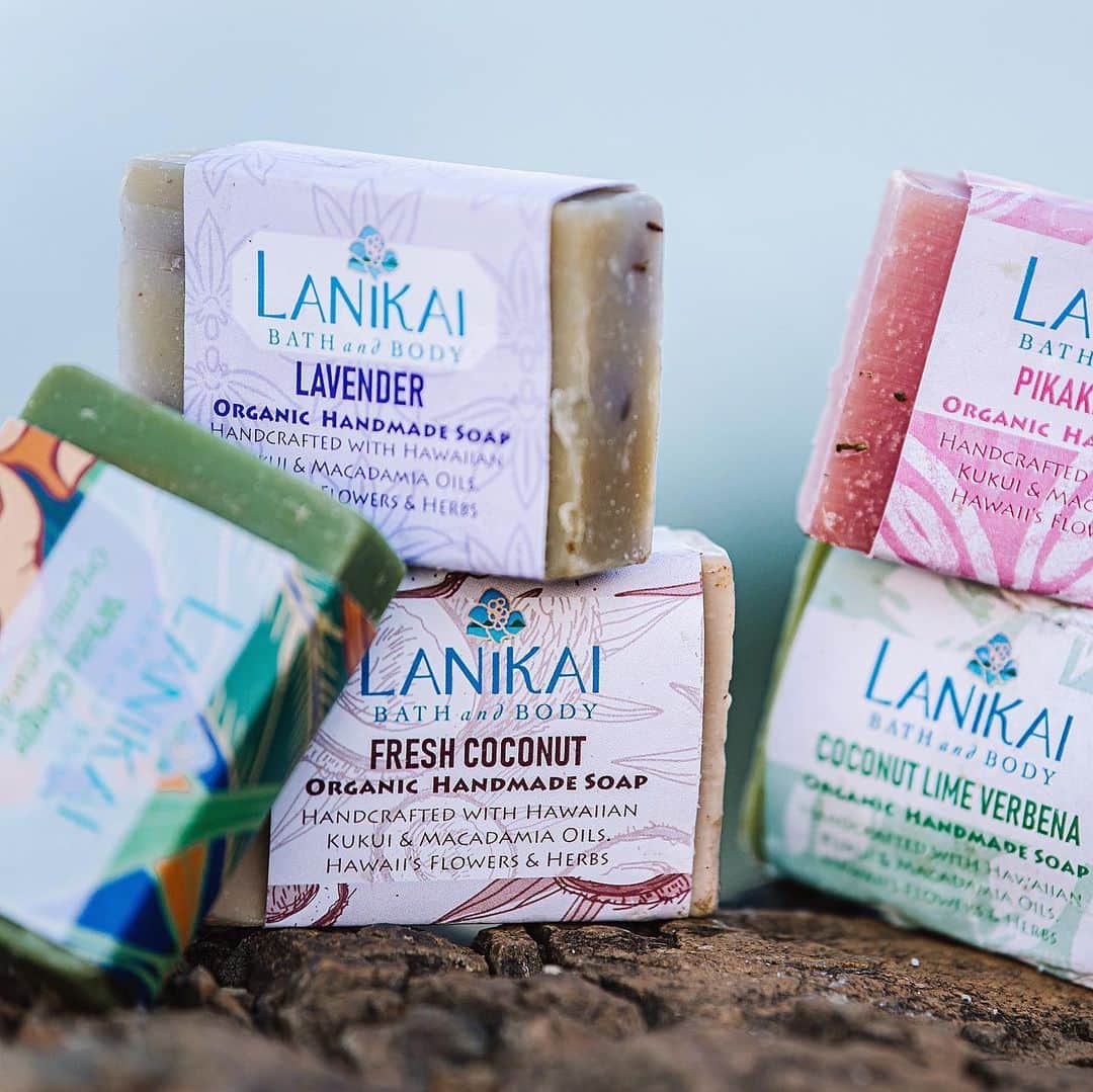 Lanikai Bath and Bodyさんのインスタグラム写真 - (Lanikai Bath and BodyInstagram)「𝐻𝒶𝓅𝓅𝓎 𝒽𝒶𝓃𝒹𝓌𝒶𝓈𝒽𝒾𝓃𝑔 with our natural, germ-fighting hand soaps.   Wash up with our non-toxic & chemical free formulas that are ultra moisturizing with olive, coconut, kukui and macadamia oils so your skin can stay soft even after all that scrubbing!  Raise the bar on your gift-giving to those on your nice list.   Wrapped and ready!🧼  #bodycare #bathandbody #skin  #natural #organic #spf #kailua #hawaii #beach #soap #dish #glass #whiteginger #recycle #plumeria #coconut #sandalwood #verbena #guava #honey #bees #lanikai #pillbox #hike #explore #shea #kukui #oil #bar #orchid」12月2日 3時25分 - lanikaibathandbody