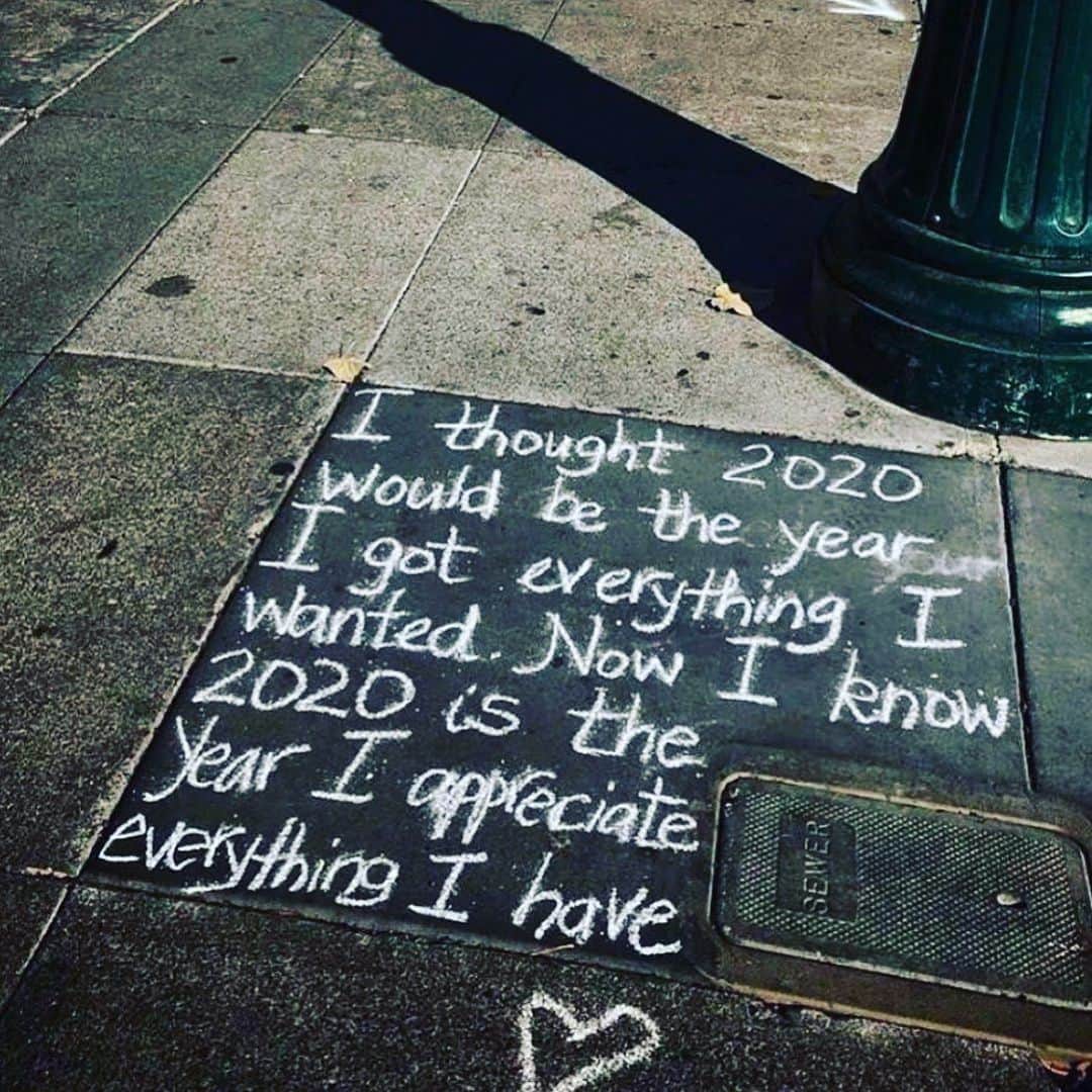 コンスタンス・ジマーのインスタグラム：「#givingtuesday If you don’t have money to give to help small businesses or charities, give a stranger a smile today and everyday for the rest of the year!  give thanks for the little things in your life that you may have taken for granted. Thank you @misanharriman and @kojoannan10 for sharing this photo and message!」