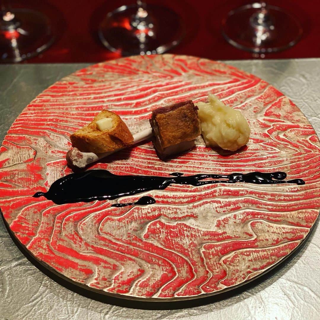 ひぐち君さんのインスタグラム写真 - (ひぐち君Instagram)「コンラッド東京の日本料理「風花」鉄板焼料理長・神子さんと、 来年のアジア・オセアニア最優秀ソムリエコンクール日本代表のソムリエール・森本さんの 感動的なペアリングを堪能させていただきました🍷 ユネスコ無形文化遺産「和食」と日本ワインのマリアージュは最強です😋 #conradtokyo  #コンラッド東京  #kazahana #風花 #鉄板焼き  #安心院スパークリングワイン 2017 #安心院葡萄酒工房  #tanewhite芒　2018 #98wines  #petitmanseng 2018 #ココファームワイナリー  #kerner 2019 #takizawawinery  #pinotnoir 2017 #kisvin  #eyefunnyrouge009 2010 #シャトー酒折ワイナリー  #日本ワイン　🇯🇵 #japanesewine #vinjaponais  #wine #vin #vino #winetime #winelover  #instawine #wineexpert  #tokyo  #汐留」12月2日 3時21分 - higehiguchi