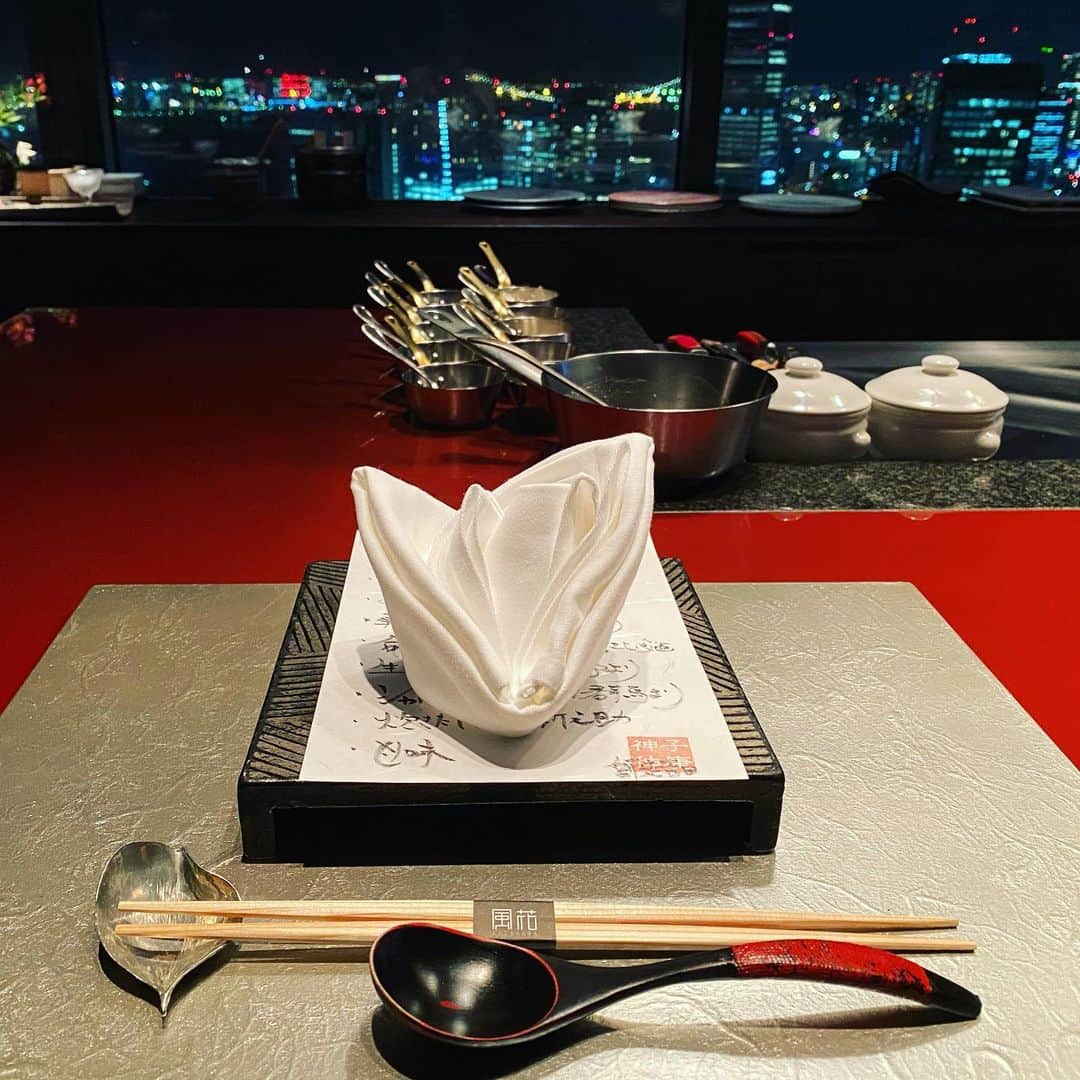 ひぐち君さんのインスタグラム写真 - (ひぐち君Instagram)「コンラッド東京の日本料理「風花」鉄板焼料理長・神子さんと、 来年のアジア・オセアニア最優秀ソムリエコンクール日本代表のソムリエール・森本さんの 感動的なペアリングを堪能させていただきました🍷 ユネスコ無形文化遺産「和食」と日本ワインのマリアージュは最強です😋 #conradtokyo  #コンラッド東京  #kazahana #風花 #鉄板焼き  #安心院スパークリングワイン 2017 #安心院葡萄酒工房  #tanewhite芒　2018 #98wines  #petitmanseng 2018 #ココファームワイナリー  #kerner 2019 #takizawawinery  #pinotnoir 2017 #kisvin  #eyefunnyrouge009 2010 #シャトー酒折ワイナリー  #日本ワイン　🇯🇵 #japanesewine #vinjaponais  #wine #vin #vino #winetime #winelover  #instawine #wineexpert  #tokyo  #汐留」12月2日 3時21分 - higehiguchi