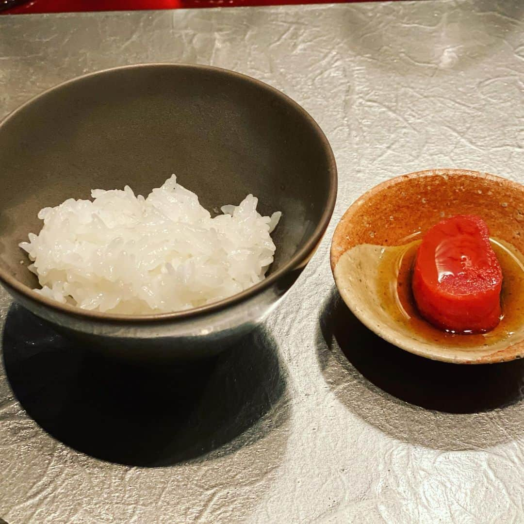 ひぐち君さんのインスタグラム写真 - (ひぐち君Instagram)「コンラッド東京の日本料理「風花」鉄板焼料理長・神子さんと、 来年のアジア・オセアニア最優秀ソムリエコンクール日本代表のソムリエール・森本さんの 感動的なペアリングを堪能させていただきました🍷 ユネスコ無形文化遺産「和食」と日本ワインのマリアージュは最強です😋 #conradtokyo  #コンラッド東京  #kazahana #風花 #鉄板焼き  #安心院スパークリングワイン 2017 #安心院葡萄酒工房  #tanewhite芒　2018 #98wines  #petitmanseng 2018 #ココファームワイナリー  #kerner 2019 #takizawawinery  #pinotnoir 2017 #kisvin  #eyefunnyrouge009 2010 #シャトー酒折ワイナリー  #日本ワイン　🇯🇵 #japanesewine #vinjaponais  #wine #vin #vino #winetime #winelover  #instawine #wineexpert  #tokyo  #汐留」12月2日 3時21分 - higehiguchi