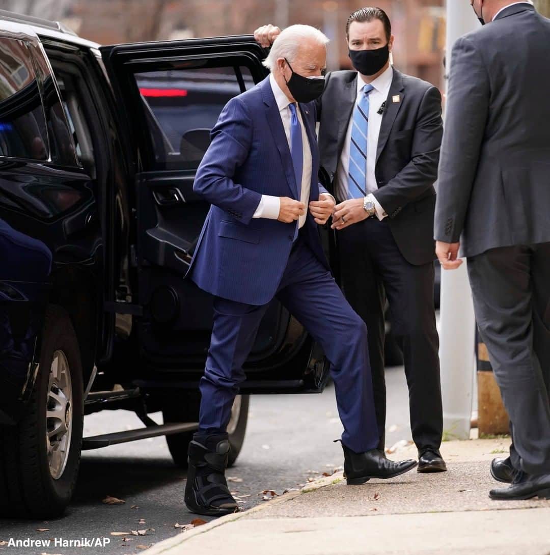 ABC Newsさんのインスタグラム写真 - (ABC NewsInstagram)「Ahead of announcement of his economic team, President-elect Joe Biden indicates his walking boot that he's wearing after fracturing his foot in a fall last weekend. #joebiden #politics」12月2日 3時22分 - abcnews