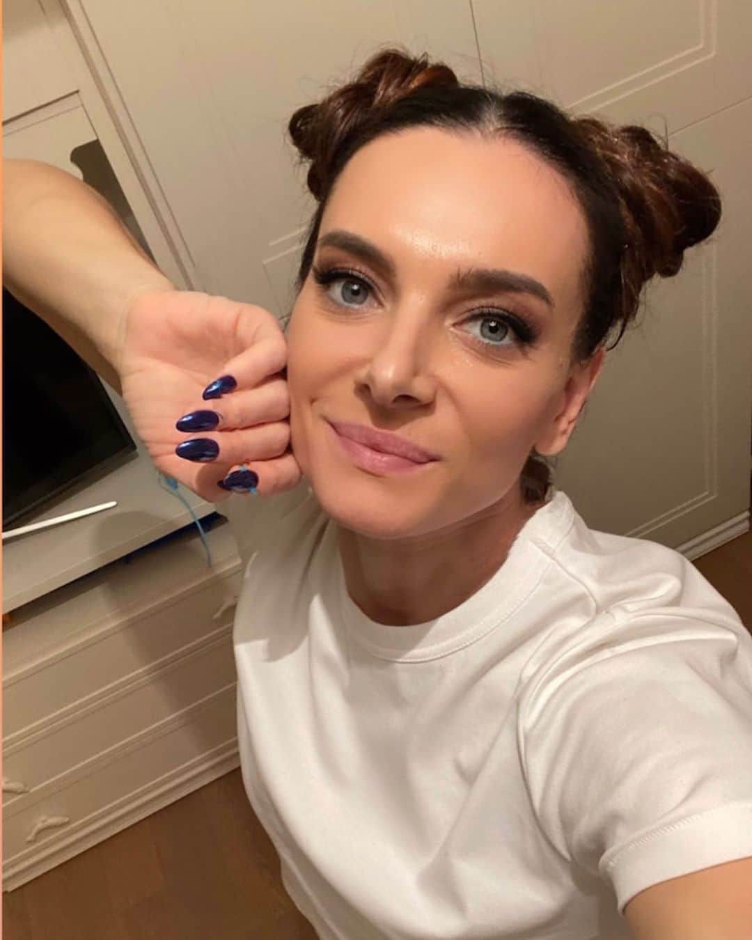 エレーナ・イシンバエワのインスタグラム：「Я всегда ложусь спать в 23:00. По мне можно сверять часы. Очень важно спать по 7-8 часов за ночь. Как у вас, мои хорошие, дела со сном обстоят? 🤔🤗」