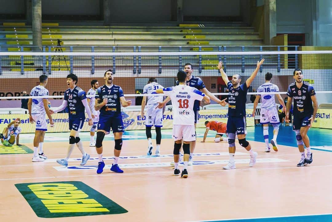 石川祐希さんのインスタグラム写真 - (石川祐希Instagram)「. .  vs Piacenza 1-3 vs Perugia 1-3 vs Cisterna 3-0  2連敗していましたが、Cisterna戦を勝つことができました。 後半戦も始まり、12月はハードになりますが、最大限の準備をしてチームの勝利の為に戦っていきます💪  @powervolleymilano  #descente #デサント #vaam #ヴァーム #asics #アシックス #italia #serieA #superlega #pallavolo  @legavolley」12月2日 3時24分 - yuki_ishikawa_official