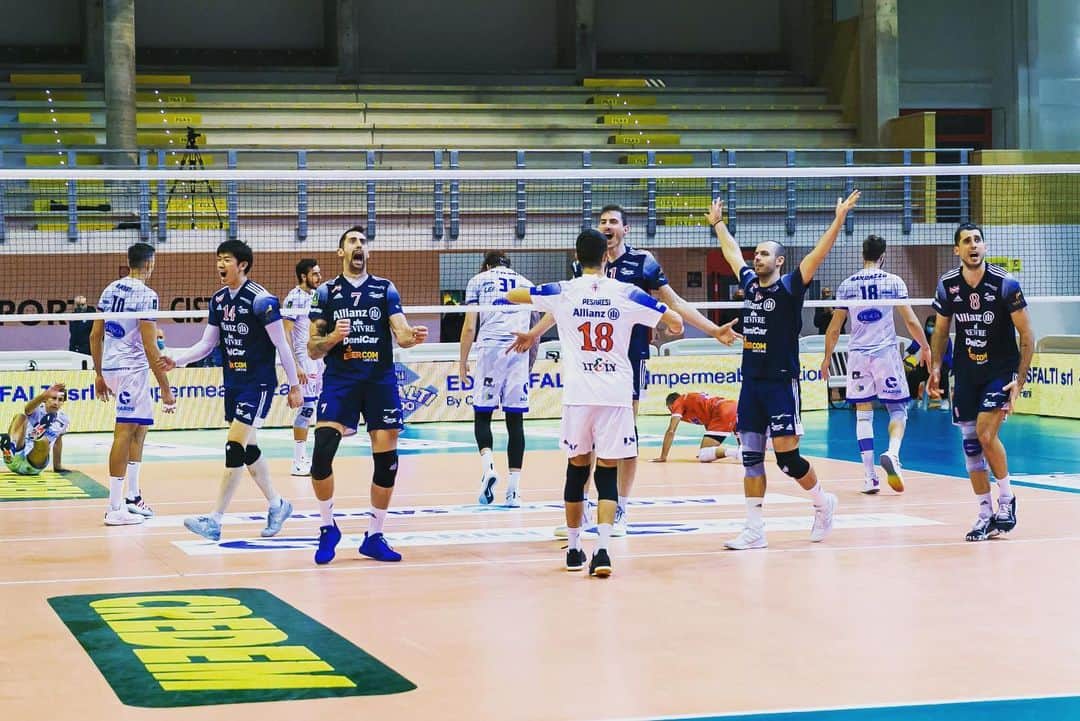 石川祐希のインスタグラム：「. .  vs Piacenza 1-3 vs Perugia 1-3 vs Cisterna 3-0  2連敗していましたが、Cisterna戦を勝つことができました。 後半戦も始まり、12月はハードになりますが、最大限の準備をしてチームの勝利の為に戦っていきます💪  @powervolleymilano  #descente #デサント #vaam #ヴァーム #asics #アシックス #italia #serieA #superlega #pallavolo  @legavolley」