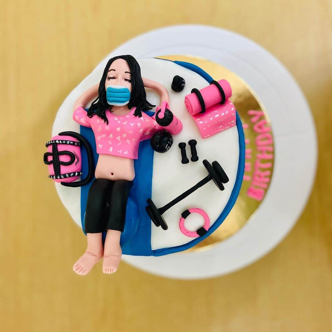 SUPER CAKESさんのインスタグラム写真 - (SUPER CAKESInstagram)「#gymcake  #redvelvetjoy #fondantcake #cakephotography #dumbbells #birthdaygirl #fitnessfreak #pinkandblue #yogamat #kettlebellworkout #creamcheesefrosting #bakinglove #homebaker #qatarbaker #instacake #instaphotography」12月1日 18時25分 - super.cakes