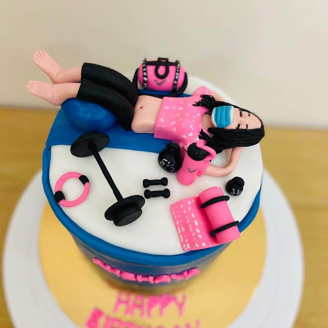 SUPER CAKESのインスタグラム：「#gymcake  #redvelvetjoy #fondantcake #cakephotography #dumbbells #birthdaygirl #fitnessfreak #pinkandblue #yogamat #kettlebellworkout #creamcheesefrosting #bakinglove #homebaker #qatarbaker #instacake #instaphotography」