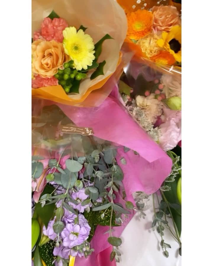 奥野莉瑛子のインスタグラム：「頂いたお花をせっかくなので動画に収めました💐 これは当日に撮影したものなのですが、今は生けていてお家の中が華やかです！幸せ♡ 花束や差し入れをくださった方ありがとうございます🥺💖」