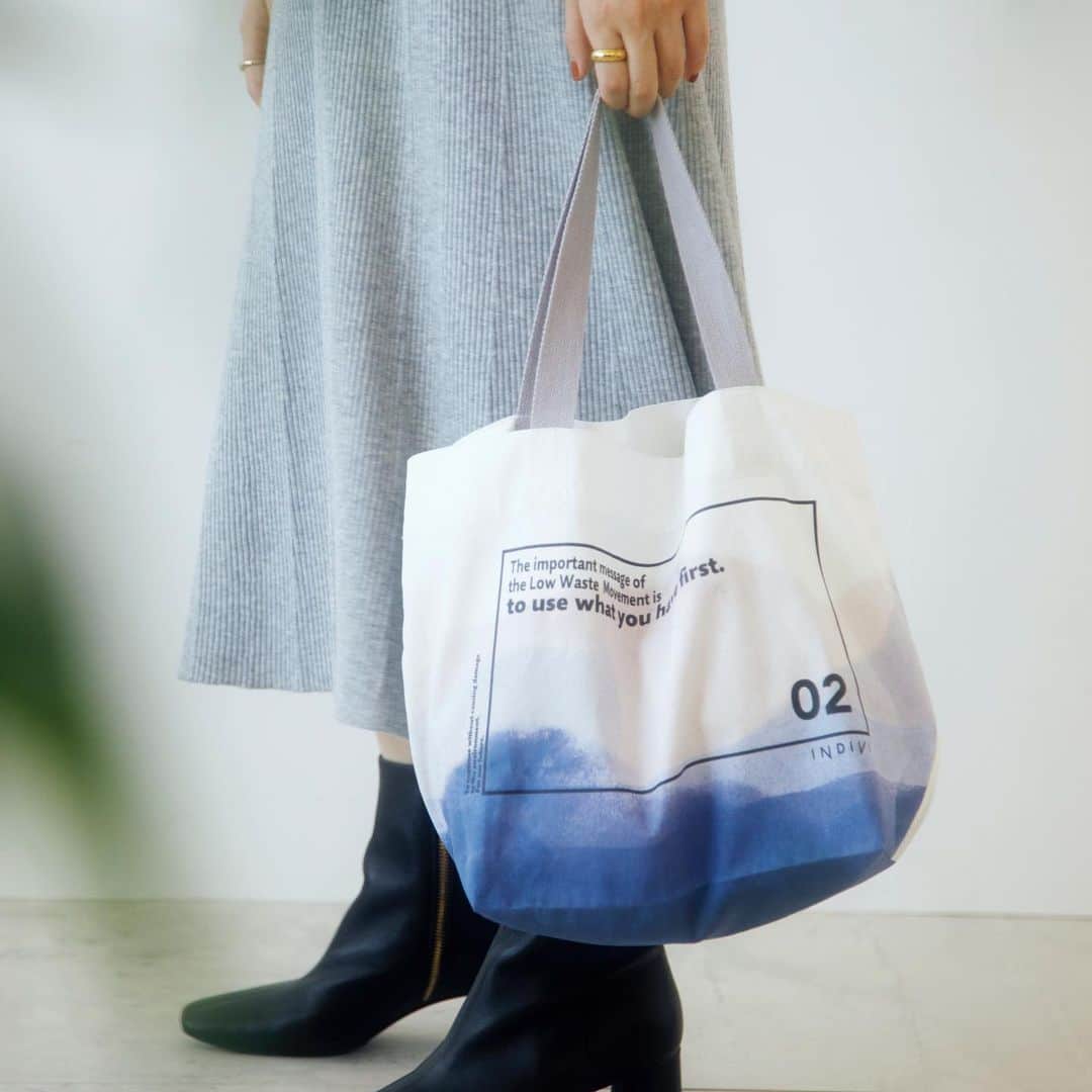 INDIVIのインスタグラム：「- original eco bag -﻿ ﻿ ﻿ INDIVIオリジナルエコバッグが登場！！﻿ 繊細な水彩プリントに、ロゴデザインでシャープなデザインにしました。﻿ お買い物の際に便利な大容量の大きいサイズと、﻿ ちょっとしたお出かけにおすすめな持ち運びやすい小さいサイズの2種類をご用意。﻿ 折りたたんでコンパクトに収納できるのも嬉しいポイントです！﻿ ﻿ ﻿ ✴︎bag(large).¥4,290(税込)﻿ ✴︎no.127-01110 ﻿ ﻿ ✴︎bag(small).¥3,190(税込)﻿ ✴︎no.127-01111 ﻿ ﻿ #INDIVI﻿ #インディヴィ」