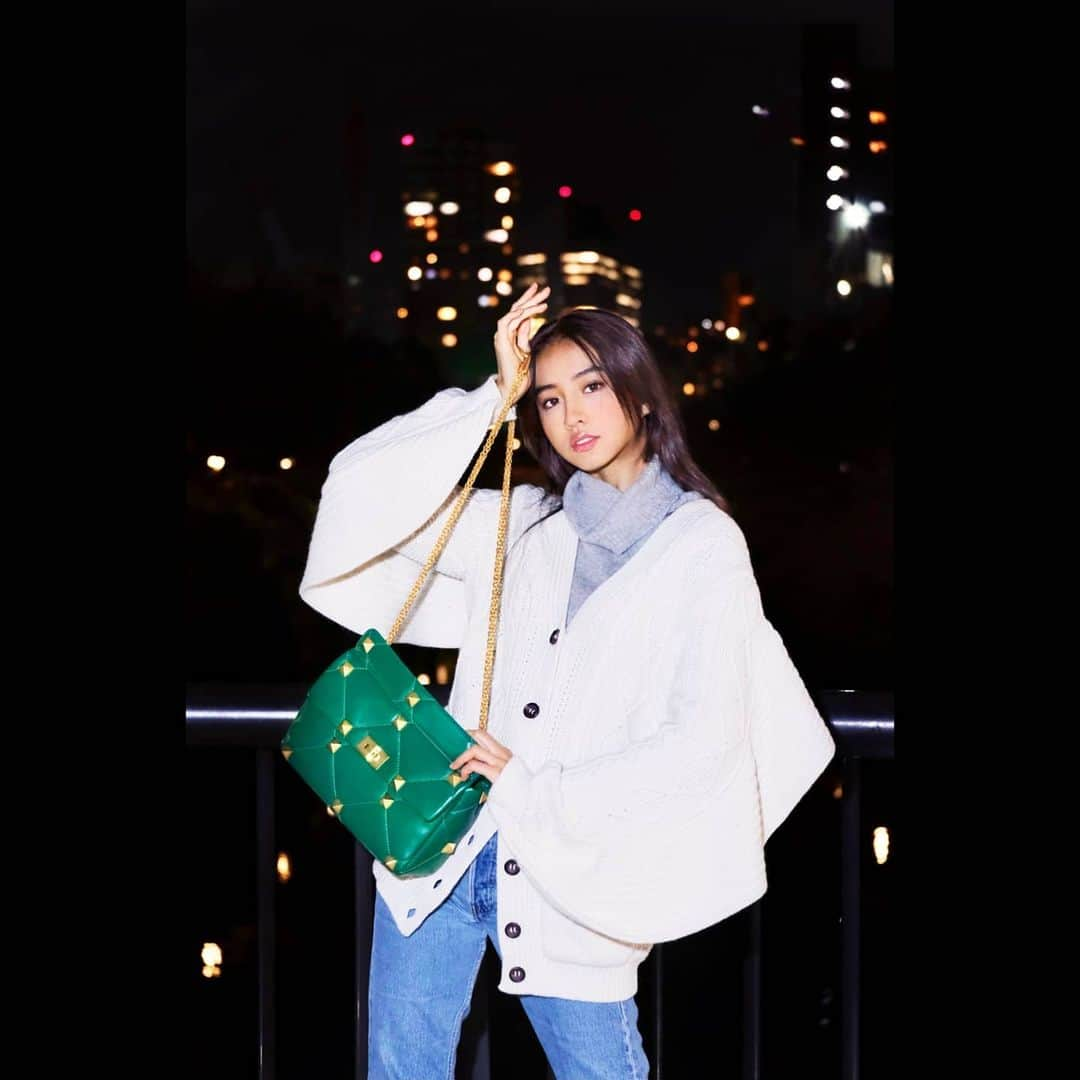 kokiさんのインスタグラム写真 - (kokiInstagram)「Casual, gorgeous and elegant #RomanStud bag 💓   @maisonvalentino   📷 by sis ❤️」12月1日 18時28分 - koki