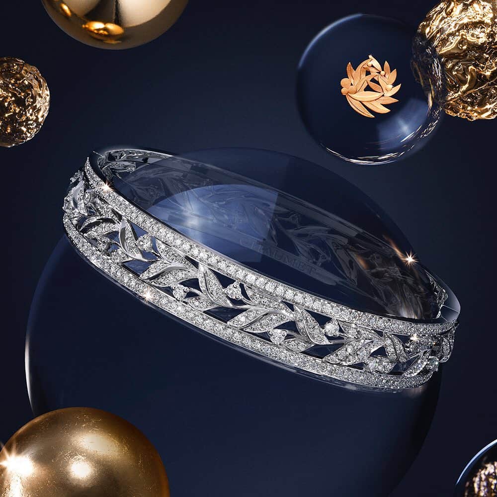 Chaumetさんのインスタグラム写真 - (ChaumetInstagram)「The Chaumet laurel, symbol of accomplishment. A symbol of immortality prized by Empress Joséphine, and an allegory of victory and power adopted by Napoléon, laurel has always been present in the Maison’s creations. The laurel motif captures a sense of vibrant and sophisticated nature in the Laurier collection, shaping a delicately sculpted bracelet in white gold set with diamonds. Invested with glory, the wearer of a sprig of laurel alludes to a future filled with success and achievement. #Chaumet #ChaumetSeason #ChaumetSymbols #ChaumetWishlist」12月1日 18時28分 - chaumetofficial
