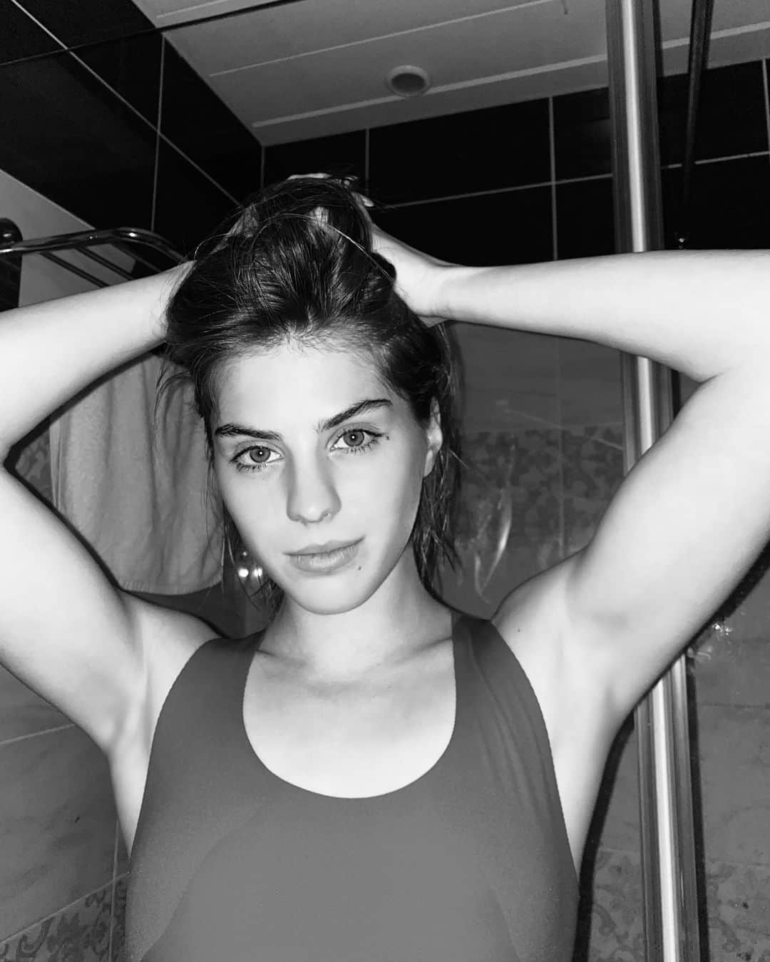 Maria Tarabanskayaのインスタグラム：「Ох, уж эти папарацци 💥☄️」