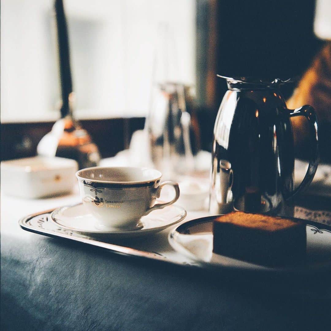 のインスタグラム：「graceful tea time  乗車時、切符を渡し 切符パンチのカチャッに心躍り  着席すると たっぷりの有機珈琲と 胡桃のパウンドケーキ 生クリーム添え  美味しくて 優雅なひとときに 旅気分を味わえました◎  #miki_travel_life  #OrientExpress  #rolleilife #Rolleiflex」