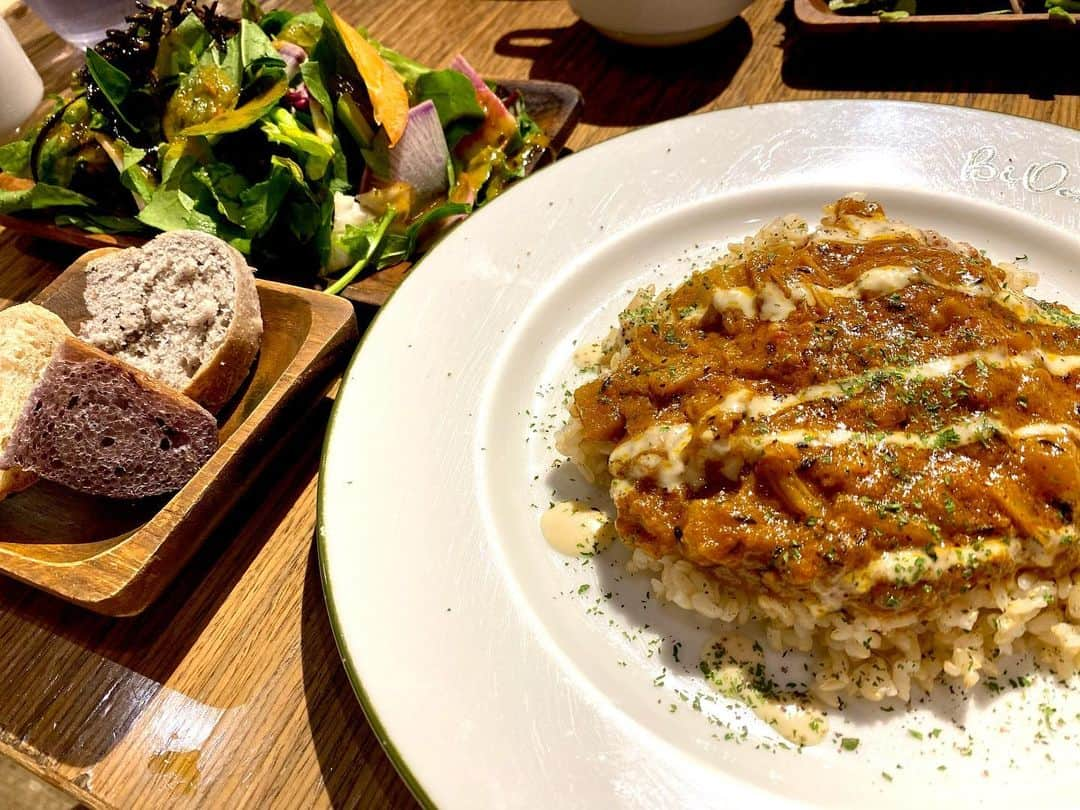 太田英里さんのインスタグラム写真 - (太田英里Instagram)「* ･ ゆめちん(@yume8115 )とオーガニックlunch🍽♡ 無農薬野菜と玄米のカレー、スープ、 グルテンフリーのパンにハーブティーと デトックスウォーターも🥺♡ こういう料理大好きやから毎日食べたい！ ゆめちんに会ってまた美意識上がりました💄 いつもありがとう☺️ ･ #biocafe #cafe #healthy #diet #玄米 #デトックス #グルテンフリー #太田英里 #Bright #三重PR大使 #ミス桑名 #ナチュラルフードコーディネーター #健康食コーディネーター #エレガンスマナーインストラクター #釣りガール #女優 #モデル #model #actress #talent #shorthair #ショートヘア」12月1日 18時33分 - eririiin56